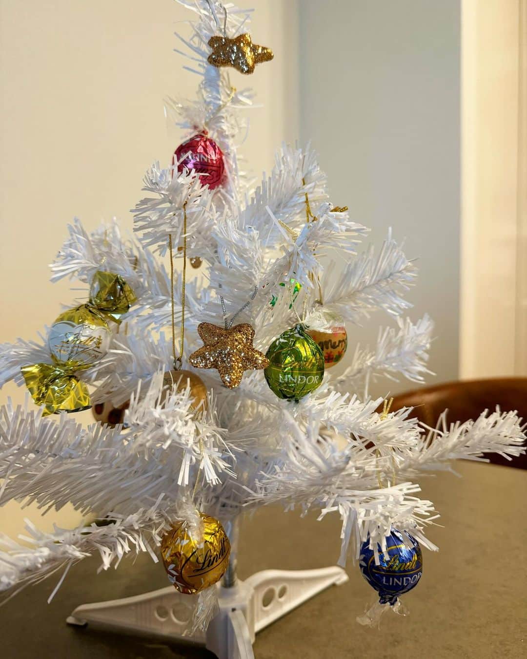 新井恵理那のインスタグラム：「我が家のツリーは美味しいツリー☆ 100円ショップのミニツリーにチョコを下げると、こんな感じになりますよ( ^ω^ ) 木製ボールに絵を描いて飾りもつけました☆ 夜のお茶の時間には、この世で一番最高な組み合わせ!と思っているコーヒーとチョコを嗜むので…クリスマスまでもつかな？(^-^)  #クリスマスツリー #リンツ #チョコレート #コーヒー #新井恵理那 #centforce」