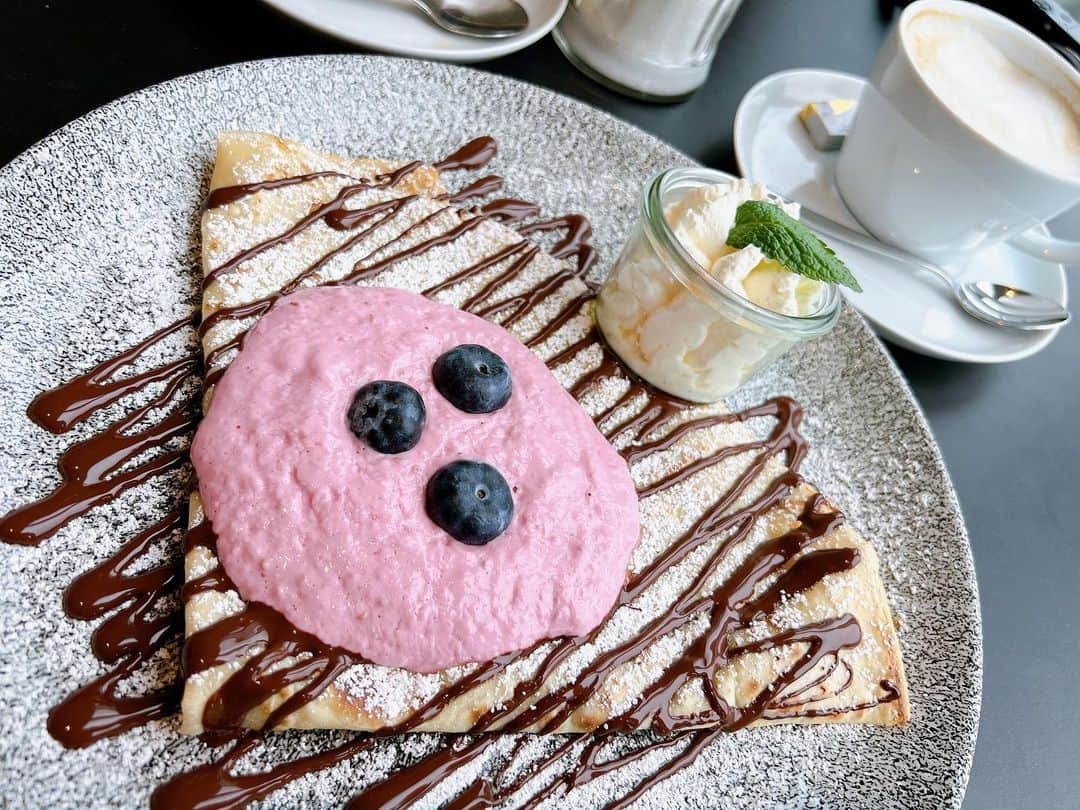 荒木優里さんのインスタグラム写真 - (荒木優里Instagram)「✈️ 🇩🇪ドイツ旅行🇩🇪 〜ケルン③〜  ケルンのチョコレート博物館に併設する Chocolat Grand Cafe に🍫  ライン川を眺めながら リンツチョコレートを使った いろんなスイーツを味わえる人気のカフェ☕️💕  お昼前の時間帯でしたが 常に列ができていましたー❣️  20分ほど待って無事に入店🍀 クレープにパンケーキ、ワッフルと 大好きなメニューを並べて食べるのは 贅沢な幸せ気分でしたよ🧇🥞🩷  初ヨーロッパ旅行ということで、 スリなど不安な面もあったのですが… 思った以上に安全でみんな親切でホッとしました🥰❤️  これにてドイツ旅行振り返りはおしまいです〜🌟 お付き合いありがとうございました😁😁  #thanksgivingtrip #ドイツ旅行 #germany  #ケルン #köln #チョコレート博物館 #アメリカ生活 #アメリカ暮らし #ニューヨーク #ニューヨーク生活  #ニューヨーク暮らし #ニューヨーク在住 #Newyork #NYC #NY #アメリカ在住日本人 #帯同妻 #渡米記録 #海外生活 #travel #trip #旅行好き #アナウンサー #フリーアナウンサー #荒木優里 #荒木優里のゆるりアメリカ生活」12月5日 14時19分 - yuriaraki0726