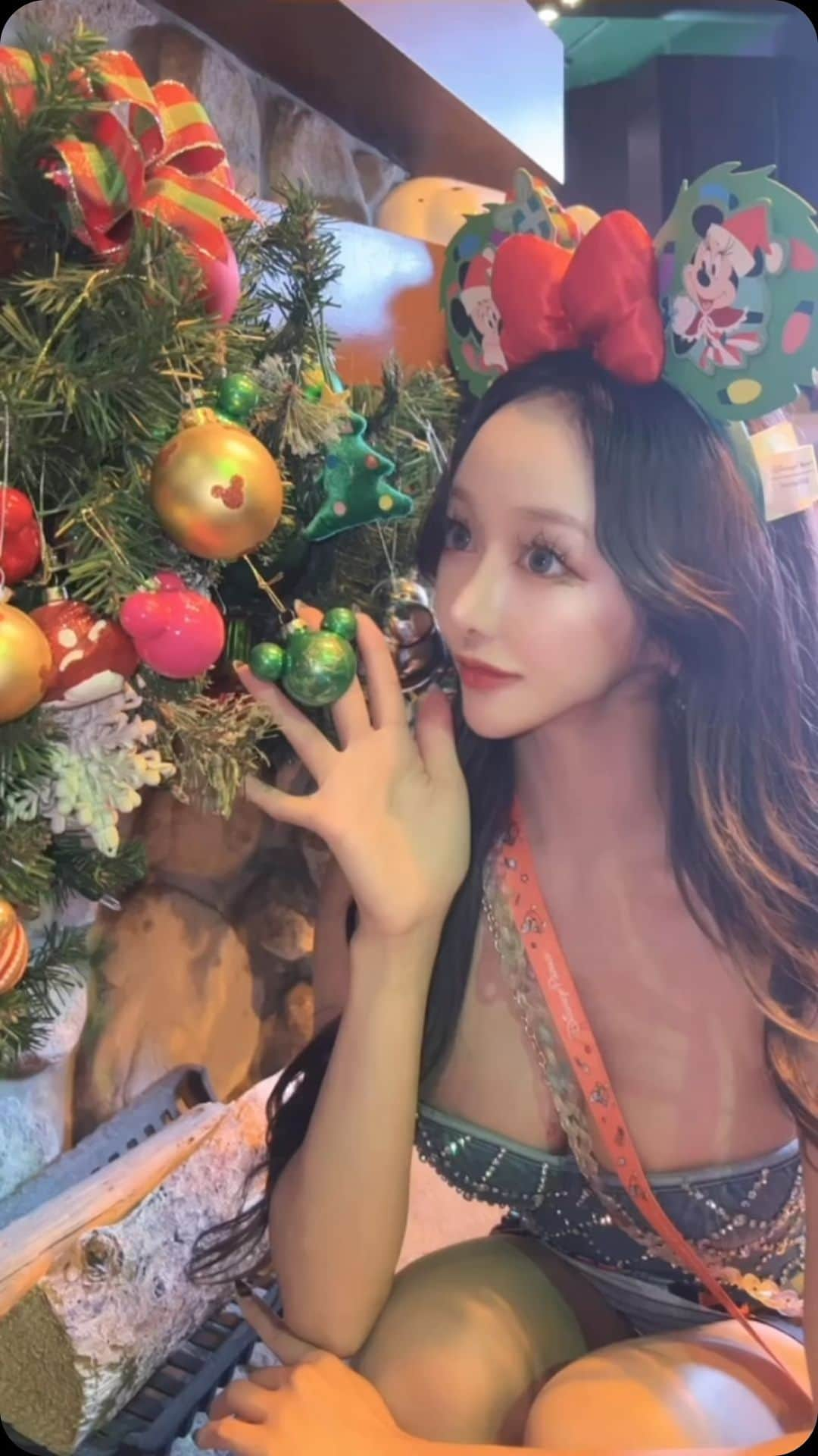 MARIのインスタグラム：「𝑀𝑒𝓇𝓇𝓎 𝒞𝒽𝓇𝒾𝓈𝓉𝓂𝒶𝓈🎅🏻𝒲𝒟𝒲🌲❤️✨」