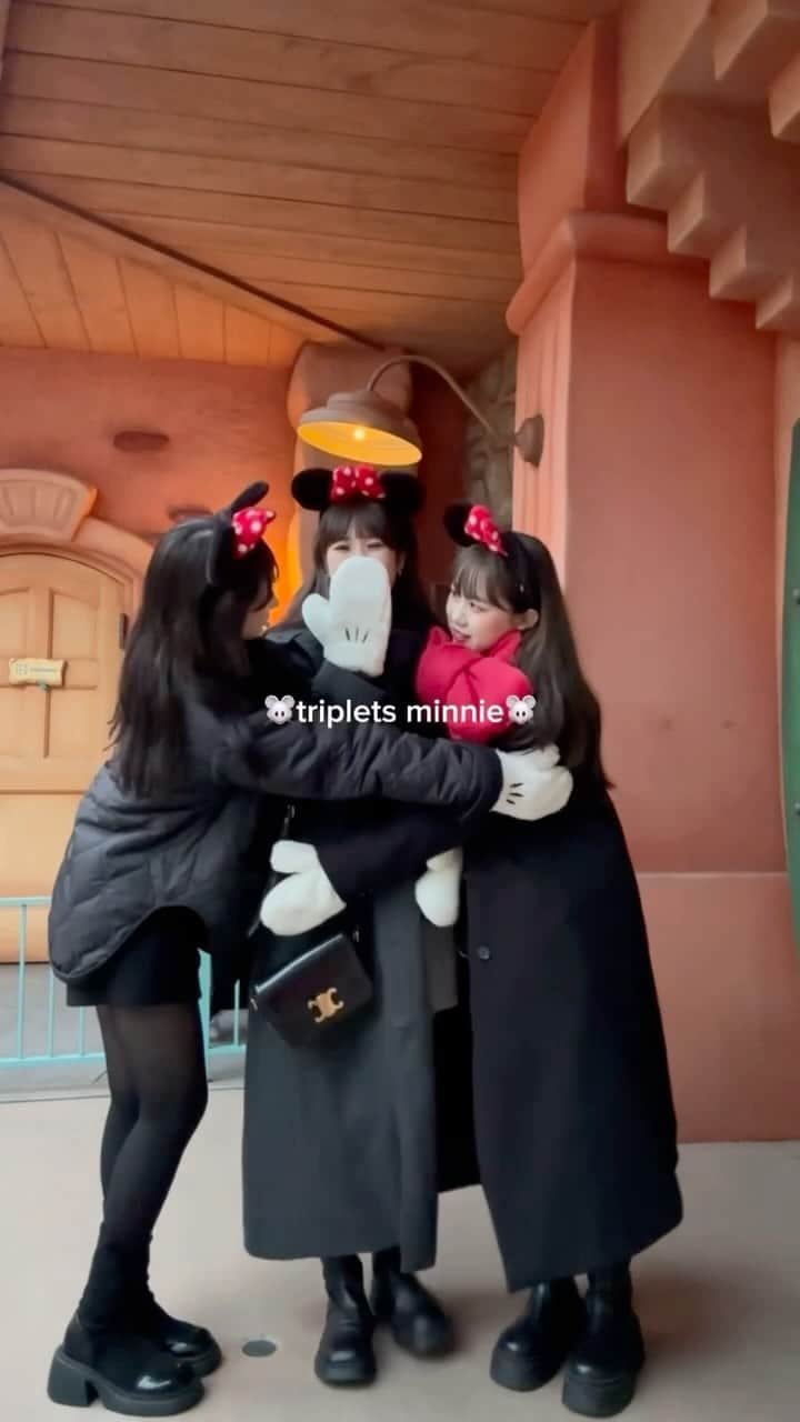 びすこのインスタグラム：「Minnies!!🐭🎀  日が落ちる寸前、、🤭🤍」