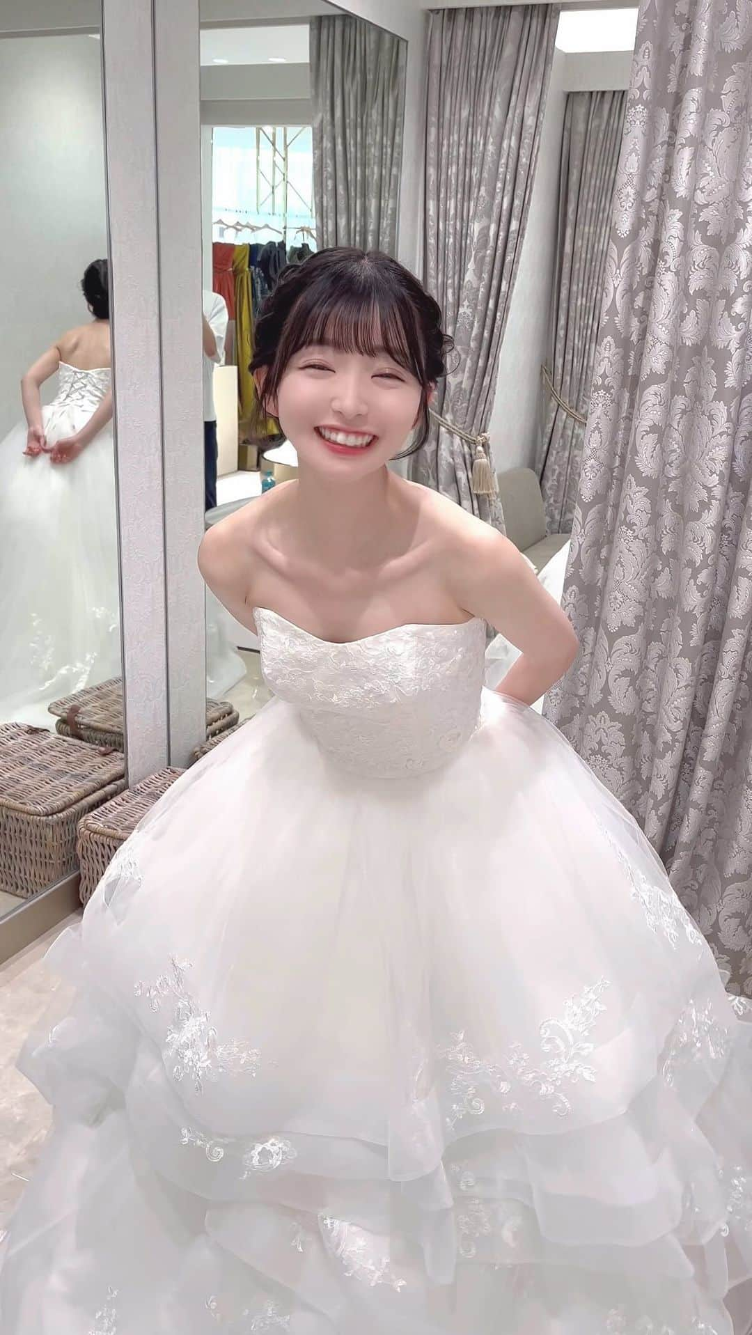 春野絵美莉のインスタグラム：「💍𓂃𓈒𓏸︎︎︎︎  ウェディングドレス試着1着目に着たドレスが忘れられなくて、 結局このドレスにしたんだ👰🏻‍♀️୨୧*。  他のドレスも試着させてもらって写真撮ってもらったので、 また今度載せよと思ってます ˘͈ᵕ˘͈  ドレスって素敵だよね✧*｡  #ウェディングドレス #ウェディングフォト #ウェディングヘア #wedding #weddingdress」