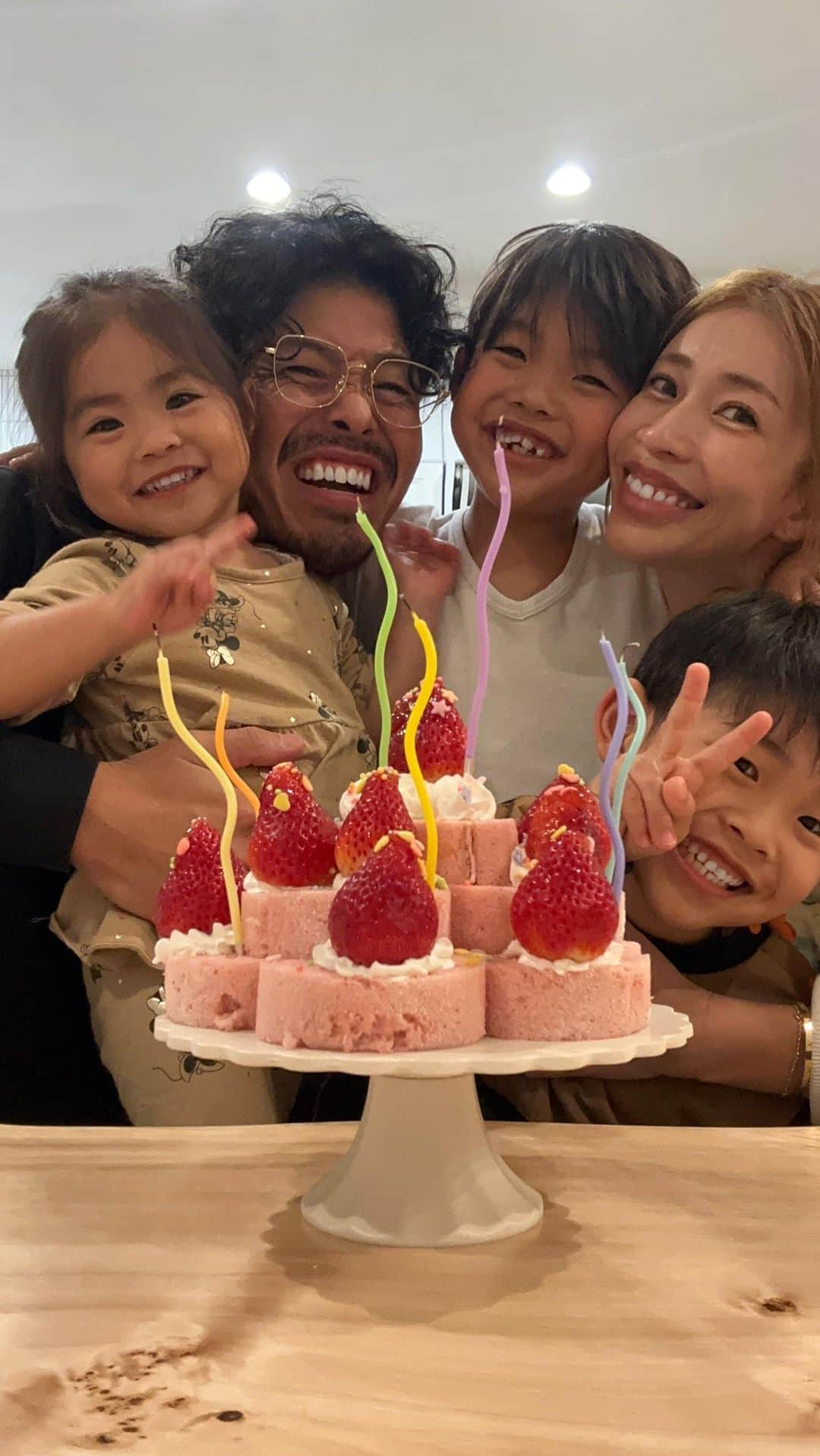 -LIFE IS FUN-のインスタグラム：「今年は無事に完成しました🫶🏼🎂❤️  何歳まで一緒にケーキ飾り付けてくれるかな🥹💕  #birthday #birthdaycake #誕生日ケーキ #子どもと料理」