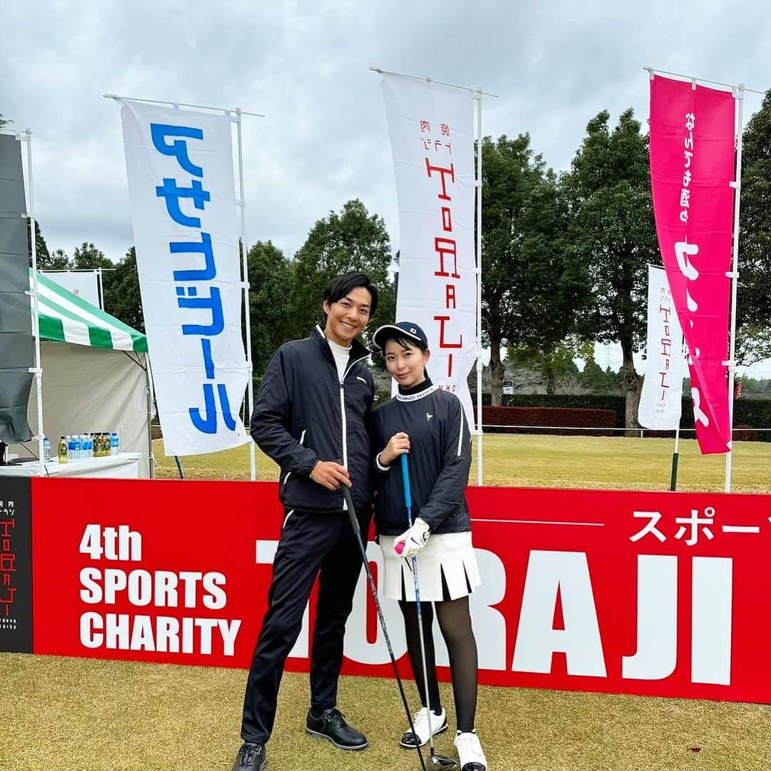 友永真也のインスタグラム：「本日はトラジマスターズ2024のチャリティーコンペでした⛳️  トラジマスターズ2024は、『全てのアスリート・スポーツファンを応援する！』を基本理念として、トラジスポーツチャリティプロジェクトのシンボルイベントとして開催されます。 @yakinikutoraji1995   4日前にぎっくり腰になった時には焦りましたが、何とか完全回復して動画のようにしっかり以上に振れるようになりました😁  今回のゴルフの様子は来年放送予定となります📺  テレビ東京系 6 局ネット 2024 年 1 月7日(日) O.A.予定  是非見せ場も作ったのでご覧下さい😄  同組でラウンドしたのは西智子プロ🏌️‍♀️ @tomo_nishi_tomo  優しさ溢れる素敵な女性でゴルフも上手くてカッコよかったです🌟  よくご一緒する事になるゴルファーならみんな知ってるなみきちゃん✌️ @namiki_golf   昔から女子バレーが好きでずっと応援していた狩野舞子さん @kanochan715   大好きなおめぐさんとこうしてニコイチで参加出来るのが何よりも嬉しいです😙」