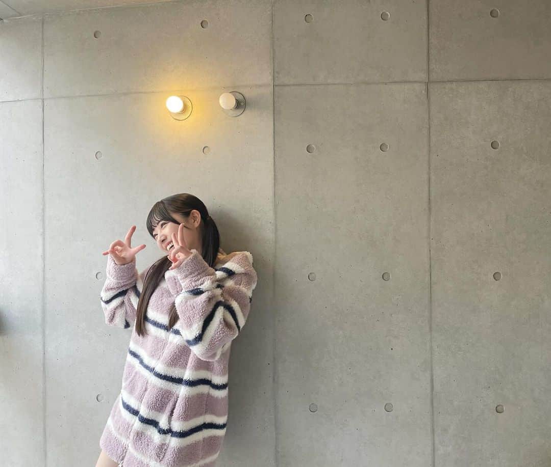 小浜桃奈さんのインスタグラム写真 - ( 小浜桃奈Instagram)「👧🏻🩷 映画「 #札束と温泉 」 いよいよ明日、DVDが発売されます㊗️🎉💽  沢山の劇場で上映して頂いたうえに、この映画が形になって永遠に残ることがとっても嬉しいです✨  撮影は12月中旬〜だったのでもう1年前☃️ 全シーンほぼすっぴんなのも、毎日寝起きダッシュしたのも、雪の中激寒温泉シーン撮ったのも、 本読みから撮影まで全部鮮明に覚えてるし今振り返ると本当にいい思い出です🥲  是非皆さんゲットしてください！♨️」12月5日 19時53分 - momona_kohama