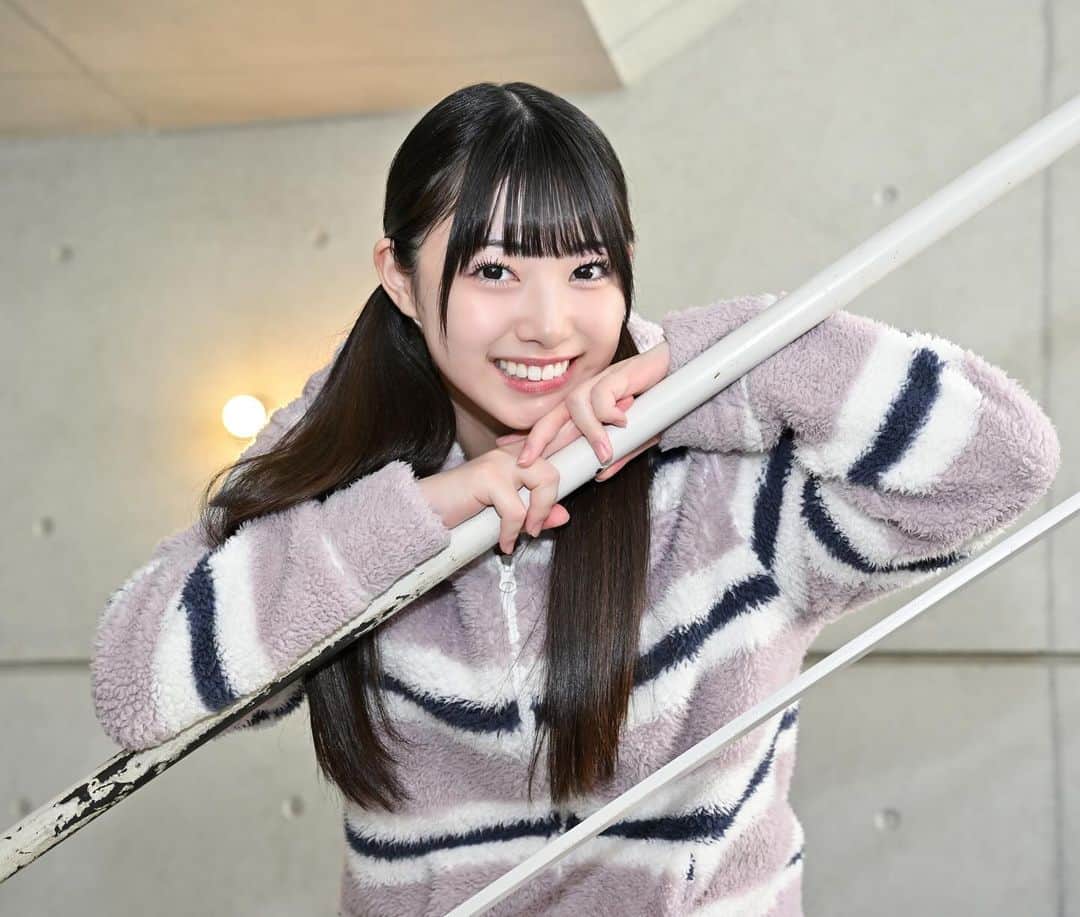  小浜桃奈さんのインスタグラム写真 - ( 小浜桃奈Instagram)「👧🏻🩷 映画「 #札束と温泉 」 いよいよ明日、DVDが発売されます㊗️🎉💽  沢山の劇場で上映して頂いたうえに、この映画が形になって永遠に残ることがとっても嬉しいです✨  撮影は12月中旬〜だったのでもう1年前☃️ 全シーンほぼすっぴんなのも、毎日寝起きダッシュしたのも、雪の中激寒温泉シーン撮ったのも、 本読みから撮影まで全部鮮明に覚えてるし今振り返ると本当にいい思い出です🥲  是非皆さんゲットしてください！♨️」12月5日 19時53分 - momona_kohama