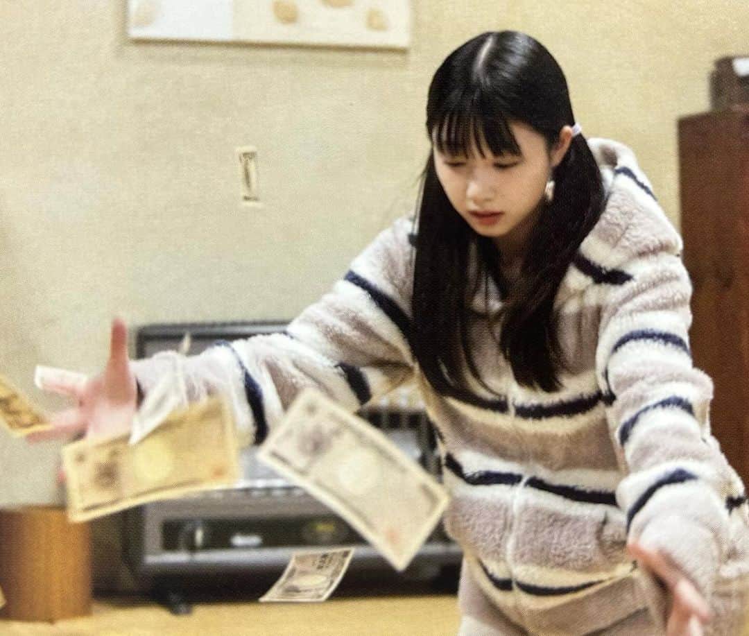  小浜桃奈さんのインスタグラム写真 - ( 小浜桃奈Instagram)「👧🏻🩷 映画「 #札束と温泉 」 いよいよ明日、DVDが発売されます㊗️🎉💽  沢山の劇場で上映して頂いたうえに、この映画が形になって永遠に残ることがとっても嬉しいです✨  撮影は12月中旬〜だったのでもう1年前☃️ 全シーンほぼすっぴんなのも、毎日寝起きダッシュしたのも、雪の中激寒温泉シーン撮ったのも、 本読みから撮影まで全部鮮明に覚えてるし今振り返ると本当にいい思い出です🥲  是非皆さんゲットしてください！♨️」12月5日 19時53分 - momona_kohama