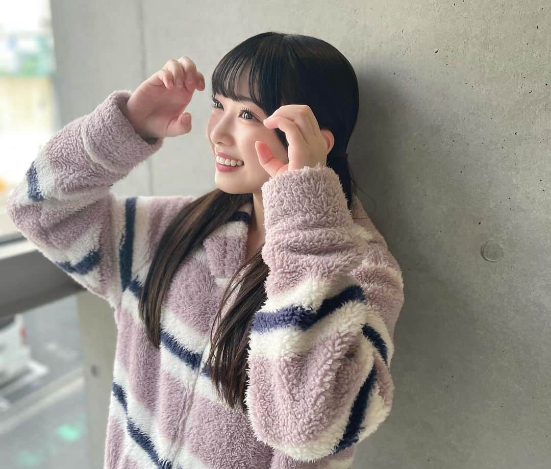  小浜桃奈さんのインスタグラム写真 - ( 小浜桃奈Instagram)「👧🏻🩷 映画「 #札束と温泉 」 いよいよ明日、DVDが発売されます㊗️🎉💽  沢山の劇場で上映して頂いたうえに、この映画が形になって永遠に残ることがとっても嬉しいです✨  撮影は12月中旬〜だったのでもう1年前☃️ 全シーンほぼすっぴんなのも、毎日寝起きダッシュしたのも、雪の中激寒温泉シーン撮ったのも、 本読みから撮影まで全部鮮明に覚えてるし今振り返ると本当にいい思い出です🥲  是非皆さんゲットしてください！♨️」12月5日 19時53分 - momona_kohama