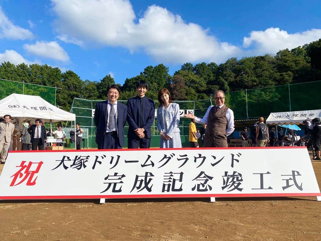 下剋上球児のインスタグラム：「⚾️  #下剋上球児 はいよいよクライマックスへー 今日からはインスタ未出しオフショットや動画を どんどん公開していきます✨  全てはここから始まった！ 犬塚ドリームグラウンド完成記念竣工式、 犬塚一家でパシャリ。 この時はまだザン高野球部は とてもじゃないけど勝てるチームではありませんでした  #tbs #日曜劇場 #下剋上球児 #12月10日よる9時第9話放送⚾」