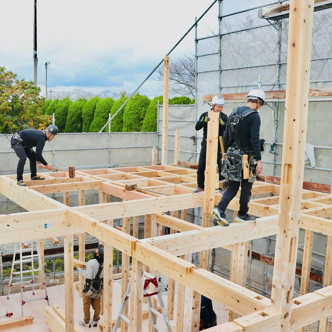 池田建設さんのインスタグラム写真 - (池田建設Instagram)「・ ㊗️上棟！  先日、Y様邸の上棟を執り行いました😊 「注文住宅」のお家です✦.*  完成がとても楽しみです❁¨̮  Y様、誠におめでとうございます💐🤍 竣工までもう少しかかりますが、 一緒に家づくりを楽しみましょう🕺  ————————————— 施工事例⇨@ikeda_kensetsu ————————————— 𝐏𝐋𝐀𝐘𝐇𝐎𝐌𝐄,𝐏𝐋𝐀𝐘𝐋𝐈𝐅𝐄. 長崎県内の住まいのことなら お任せ下さい𖠿 𖥧 𖥧  長崎県諫早市小船越町1075-2 株式会社池田建設 TEL☏ 0957-22-0030 HP https://ikeda-kensetsu.com/ LINE  @746pggwq  エイブルネットワーク諫早店  @able.nw.isahaya エイブルネットワーク大村店  @able.nw.omura エイブルネットワーク佐賀中央店 @able.nw.sagachuo エイブルネットワーク佐世保駅前店 @able.nw.saseboekimae エイブルネットワーク佐賀大学前店 @able.nw.sagadaigaku」12月5日 14時32分 - ikeda_kensetsu