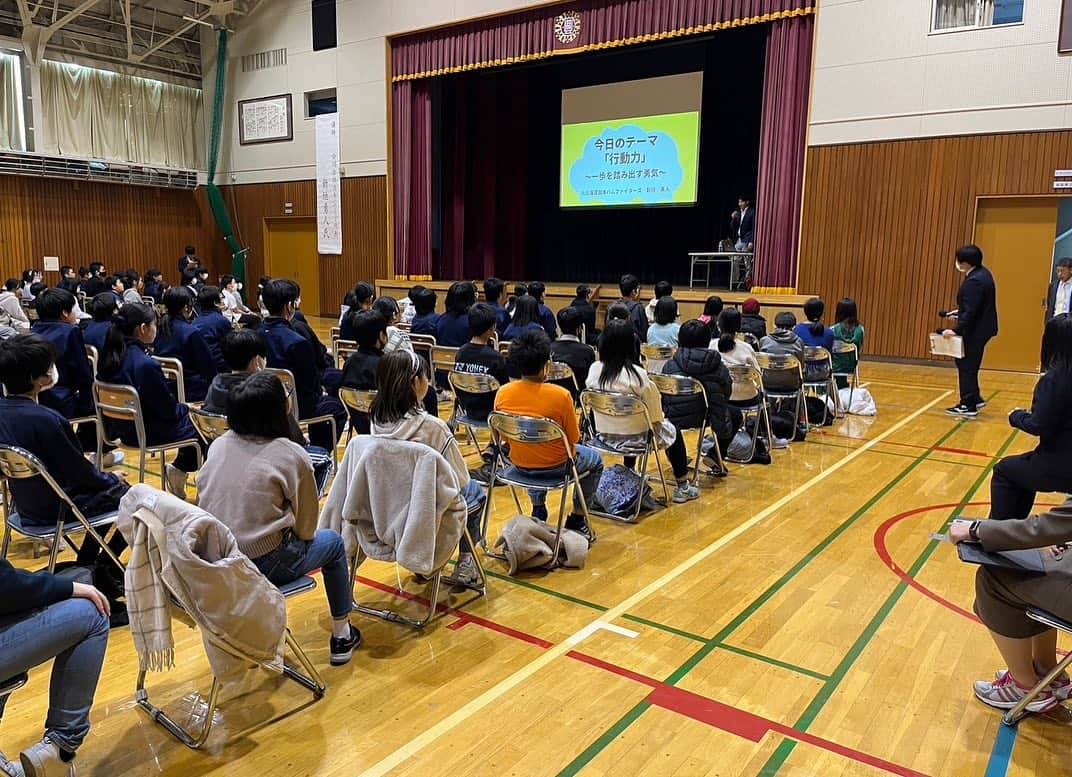 新垣勇人のインスタグラム：「岩見沢幌向小、豊中学校のみなさんへ「行動力」〜１歩踏み出す勇気〜というテーマで講演をさせていただきました！ 子供達の目にはとても力を感じました！  #岩見沢市立幌小学校 #岩見沢市立豊中学校 #講演会 #行動力 #1歩踏み出す勇気」