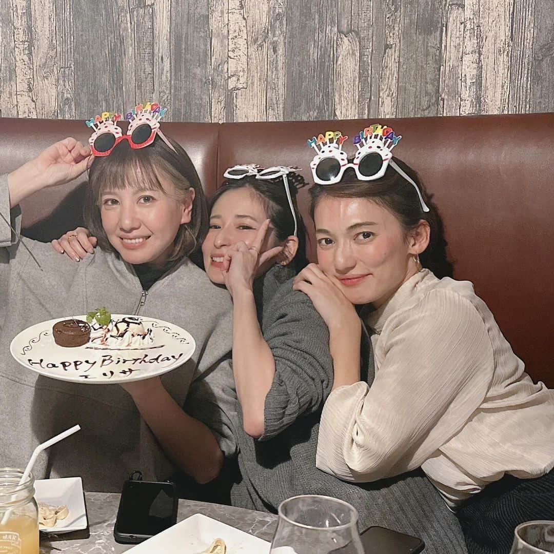 有馬綾香さんのインスタグラム写真 - (有馬綾香Instagram)「恒例誕生日会🎉  えりさちゃんはぴば🎂  出会ってもう何年かなーって話してたら、 えりさちゃんが昔サイパン行った時の写真くれた（4枚目）  10年以上前だって。  なんというか…3人とも凄い🤗  とにかくメイク濃くしとけば良いと思ってた時代…」12月5日 14時33分 - ayakaarima