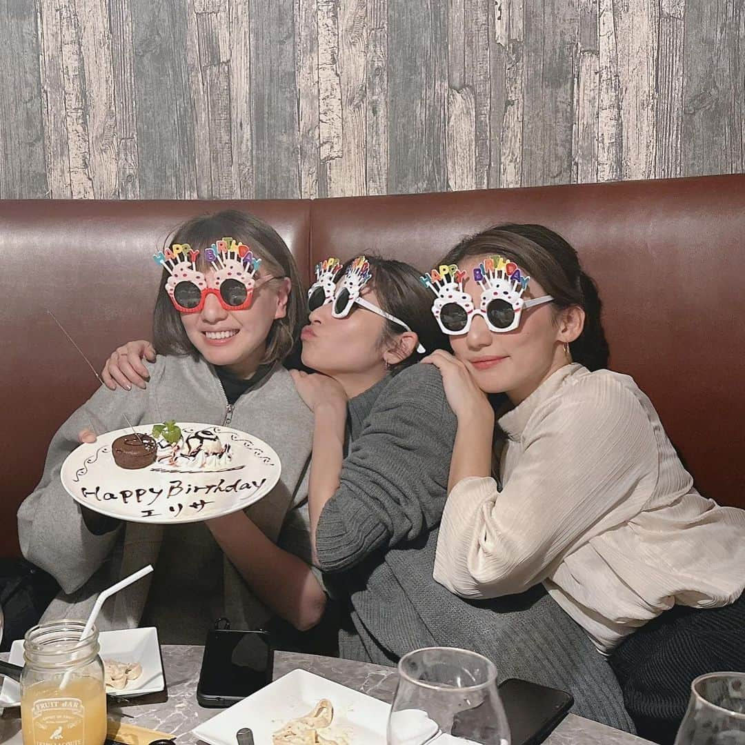 有馬綾香さんのインスタグラム写真 - (有馬綾香Instagram)「恒例誕生日会🎉  えりさちゃんはぴば🎂  出会ってもう何年かなーって話してたら、 えりさちゃんが昔サイパン行った時の写真くれた（4枚目）  10年以上前だって。  なんというか…3人とも凄い🤗  とにかくメイク濃くしとけば良いと思ってた時代…」12月5日 14時33分 - ayakaarima