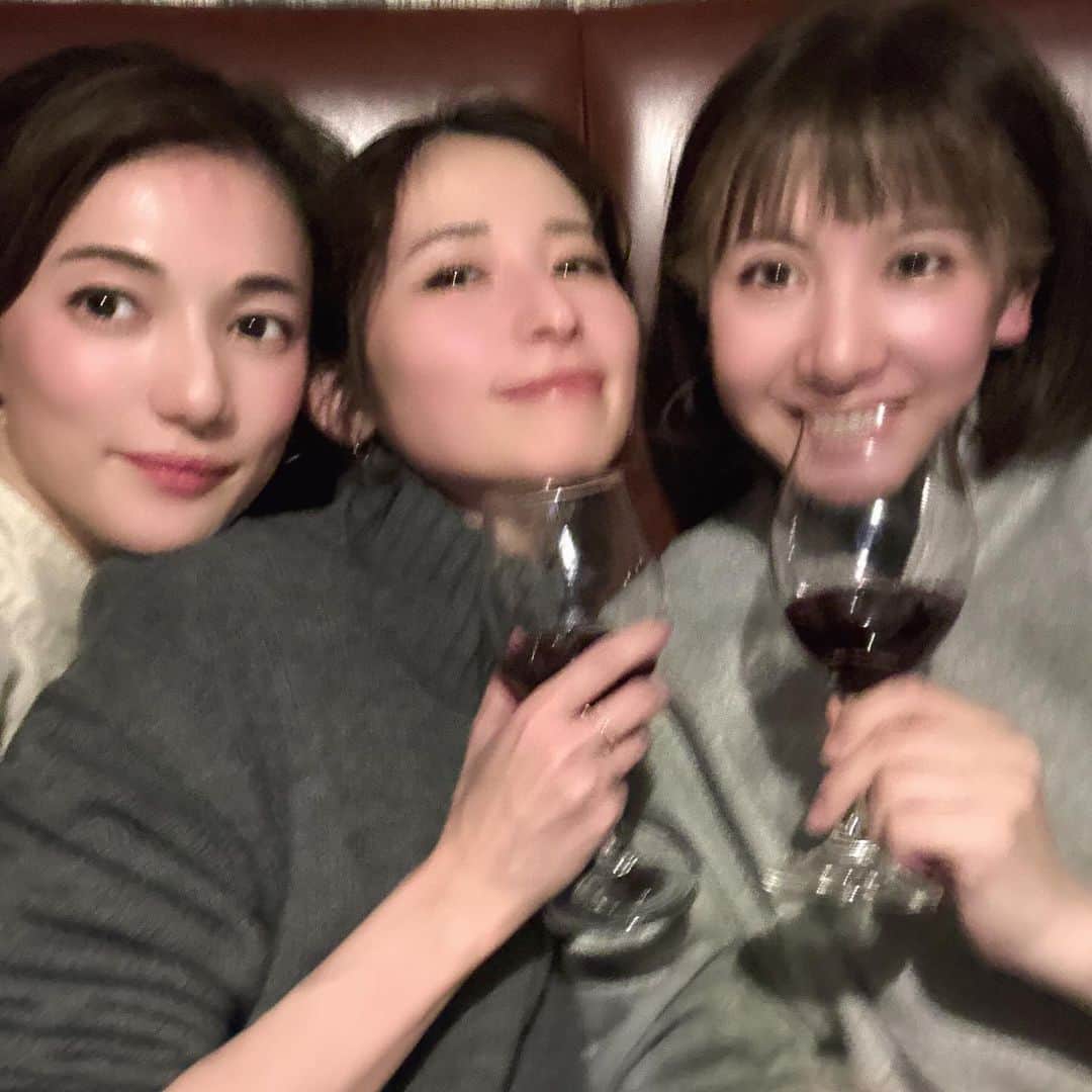 有馬綾香さんのインスタグラム写真 - (有馬綾香Instagram)「恒例誕生日会🎉  えりさちゃんはぴば🎂  出会ってもう何年かなーって話してたら、 えりさちゃんが昔サイパン行った時の写真くれた（4枚目）  10年以上前だって。  なんというか…3人とも凄い🤗  とにかくメイク濃くしとけば良いと思ってた時代…」12月5日 14時33分 - ayakaarima