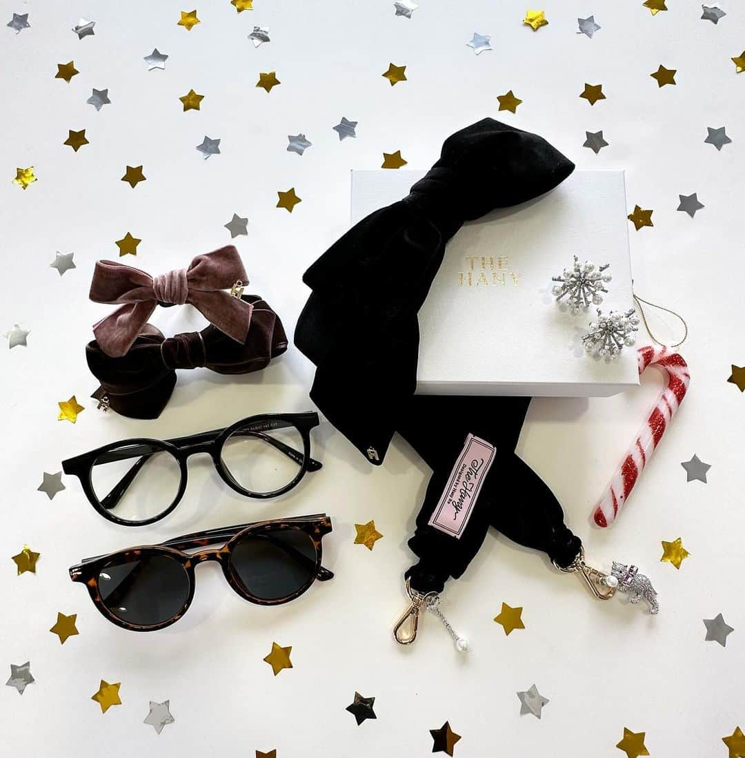 伊藤羽仁衣のインスタグラム：「🎄🕶️❤️👓🎅  THE HANY Bijoux より 【阪急うめだ本店POPUPのお知らせ】です  ◾️期間: 2023年12月13日（水）〜12月19日（火） ◾️場所: 阪急梅田本店4階　コトコト41  ❤️Lovely Holiday❤️🎅🎁  Holiday seasonにピッタリな華やかな アクセサリー達をはじめ、ベロア素材の ヘアアクセサリーも多数発表します。 永遠の定番とも言えるクラシカルでスウィートなモチーフをふんだんに使った デザイナー伊藤 羽仁衣が得意とする華やかな 世界観をギュッと詰めこんだコレクションを ご提案します❤️  ロマンティックなホリデーシーズンをお迎えください🎅🎄🎁  ❤️POPUP先行アイテム🎁 ・ベロアリボンストラップ新色 ・ビジューカチューシャ ・ビーズカチューシャ ・ベロア×サテンシリーズ ・ベロアシュシュ ・サングラス👓 ・伊達メガネ👓 ・新作ビジュー多数 （これから順次発表してまいります） などなど…🕊️  🎁公式オンラインでの発売 12月19日（火）18時よりスタート  🎄ノベルティプレゼント🎅 ☑︎25000円以上(税込）のご購入のお客様に ツイードキャップをプレゼント ※色は選べません ※先着順でのお渡しとなります。 ※なくなり次第終了とさせて頂きますのでご了承下さい。」