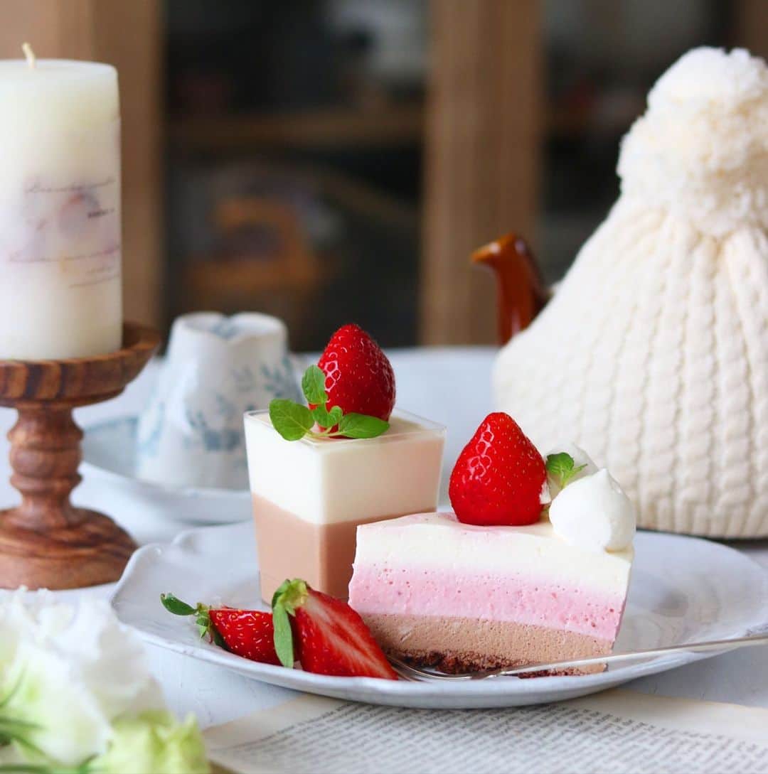 mikiのインスタグラム：「・ ・ mousse🍓🍫🧀  昨日のムースケーキをカットしたら思いの外可愛かったので💓  いただきます😋  良い1日を！  コメントおやすみします🔐」