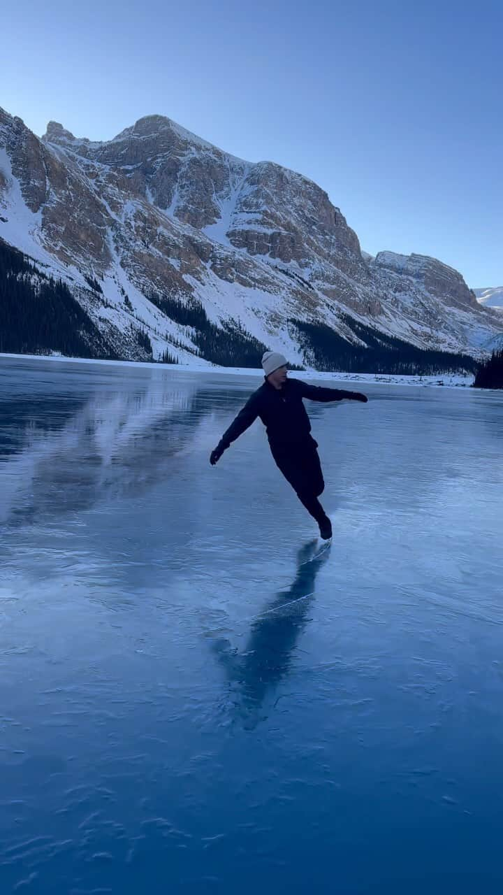 ブライス・シューダックのインスタグラム：「Absolute heaven skating on the most blue and crystal clear wild ice I’ve ever been on. It can be so easy to take experiences for granted but days like these are what I will cherish and keep with me for the rest of my life. I hope that one day you find something in life that truly brings you joy and that you get to share it with the people closest to you.   Filmed by @desireeamos_   #wildice #canadianrockies #banffnationalpark #peytolake #alberta #figureskating #heaven #frozenlake #ice」