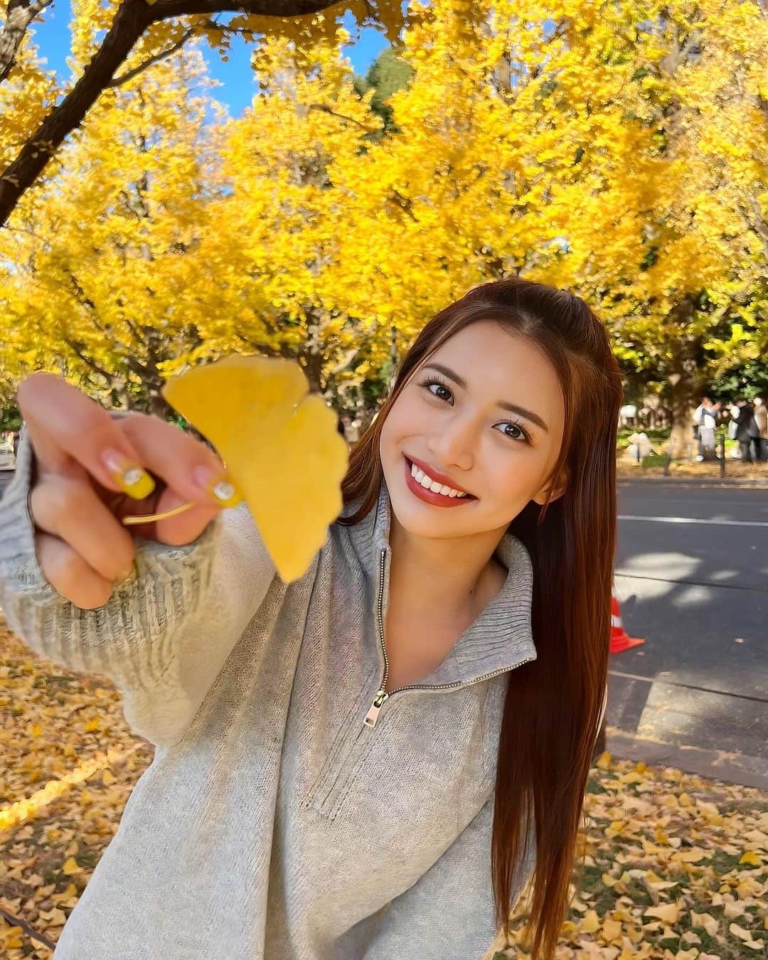 さゆりさんのインスタグラム写真 - (さゆりInstagram)「【さゆりのぼやき🗣️💭】  わたしは9月から恵比寿にお店を自分で出して経営をしています。  ここ3週間は特に1度もプライベートの時間を割かず、ひどい時は朝の7時まで作業をしたりしています。  私はこの事業において、自分がお金儲けをしたいなどの考えは一切なく。なので、正直自己資金でやっていて、マイナスになる事はあるものの、どんだけ働いても自分にお金が入ってくることはないです。経費も私用目的に使ったことなど1度もありません。  売り上げを頑張って作るための目的は少しでも頑張ってくれてる従業員に還元できるようにであって、  私が仕事を一生懸命頑張ってる目的は、少しでもお客様や従業員の方に喜んでもらえたり、いい影響を与えられないか、を最優先に考えています。  出資をしたい、などのお声は日々絶えませんが、自分のやりたい事の主旨と変わってしまうので、すべてお断りしています。  最近、サービス業をやる上で、仕方がないコトですが、お客様に『微妙な店ですね、こんな店詐欺店だ』なんて声を掛けられてしまいました。  精一杯、自分の中でお客様に喜んでもらえる事を最優先に努力しているつもりでも、全ての人に満足してもらう事は難しいのは理解していても、自分が何のために努力しているのか分からなくなり、少ししんどさを感じてしまいました。。  正直、最近たまにストレス過多で不眠や耳鳴りや振戦、味覚症状がでたり、しんどいと思うことも増えてきてしまいましたが、自分自身の考え方や生き方が誰かひとりでもいい影響を与えられたらいいな、と思い生きています。  でも、まだまだ挑戦の渦中で壁にぶつかることが多いですが、私と関わってくれた人々、また従業員の子が卒業するときに成長できたと言ってもらえるような環境を作れるように努力していこうと思います✊  さゆり、まだまだ頑張るから みんはのパワーをください🔥  #銀杏並木 #外苑前いちょう並木  #紅葉　#銀杏　#外苑前」12月5日 14時50分 - sayuri__offi