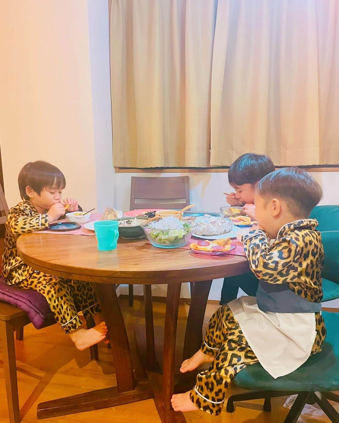 平愛梨さんのインスタグラム写真 - (平愛梨Instagram)「夕食タイム♡  子供のご飯で1番簡単なのは"二色丼"だと思ってた‼︎  先日、酒井選手のご自宅にお邪魔したら奥様が子供達にグリルチキンを作ってくれてた😍  一瞬でなくなるぐらい皆んなたくさん食べていてその光景が微笑ましかった🥹  フランスに居た時もボロネーゼや海老カレーなど色々作ってくれて子供メニューのレパートリーが増えて有り難かった🤩  会うと色々学ばせてもらえてほんとに嬉しい時間❤️  そんなわけで🤭✨ 連日グリルチキン😍 #平飯#これもあれも食べれるんだー　と嬉しくなる#酒井選手ファミリー#ありがとう#子供が好きなご飯#知れて嬉しい#グリルチキン#ハマってる」12月5日 14時53分 - harikiri_tairi