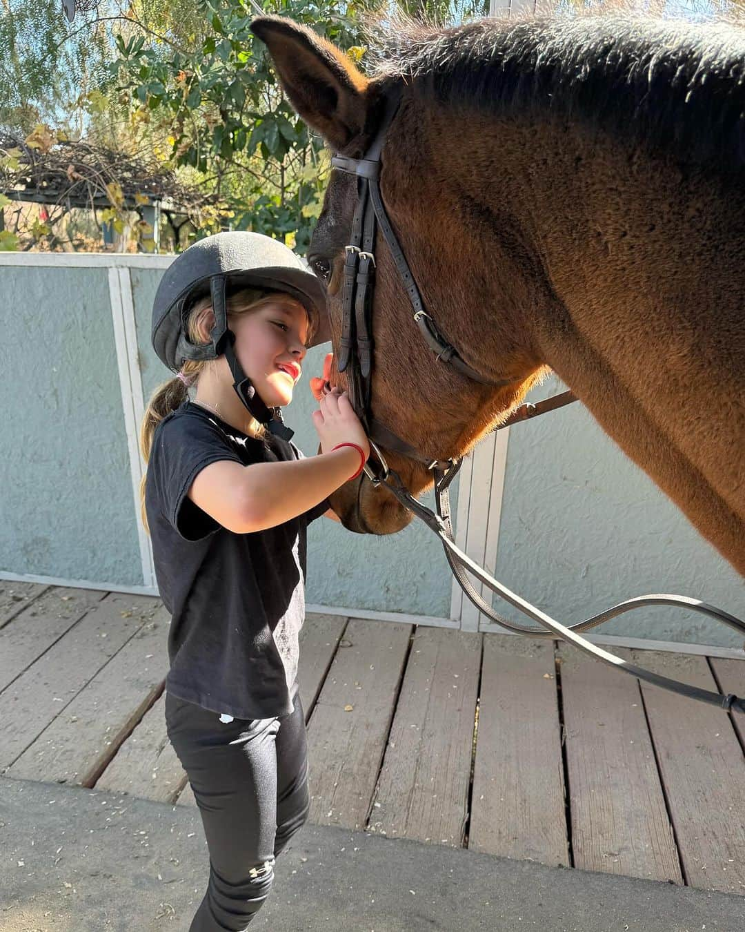 エリザベッタ・カナリスさんのインスタグラム写真 - (エリザベッタ・カナリスInstagram)「-Today in LA - I love goats and sometimes I get some love back 💕 -my mom, her sister and I here in LA  -Skyler on a horse for the first time ( I wanted to be there bc horseback riding has been my favorite thing since i was little) Then horses, love , fun and obviously the Christmas magic 🪄」12月5日 14時56分 - littlecrumb_