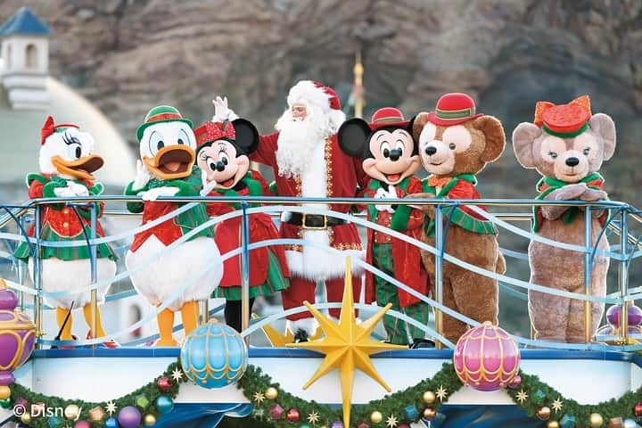 月刊ディズニーファン【公式】さんのインスタグラム写真 - (月刊ディズニーファン【公式】Instagram)「#東京ディズニーシー で12月25日まで公演中の#水上グリーティング 「#ディズニークリスマスグリーティング 」のスペシャルな写真を紹介❤️   #クリスマス らしい衣装を着た#ミッキー と仲間たちがゲストにご挨拶🎄 #サンタクロース も登場して、みんなでクリスマスソングにのせたキュートなダンスを披露してくれるよ🎅✨ 一緒に踊って楽しいクリスマスを過ごしてね🎁   １〜３枚目の写真は#ディズニーファン１月号 のピンナップになっているのでチェックしてね❣️👀   #ディズニーファン1月号 に掲載の記事は、2023年11月13日時点の情報に基づいています。掲載した情報は、予告なく内容が変更、中止になる場合があります。  各情報の最新状況につきましては、誌面に掲載のお問い合わせ先にお問い合わせください。  東京ディズニーリゾートに関する情報は、 東京ディズニーリゾート・インフォメーションセンター 電話0570-00-8632　受付時間：10:00-15:00 （年中無休） （一部のIP電話・国際電話の方は045-330-5211）にお問い合わせください。  読者の皆様にはご迷惑をおかけいたしますが、何とぞご了承いただけますよう、お願い申し上げます。  #ディズニーファン #月刊ディズニーファン #disneyfan  #disney #ディズニー #tokyodisneyresort #東京ディズニーリゾート　#tokyodisneysea#ダッフィーアンドフレンズ  #disneychristmas #ディズニークリスマス#ミッキーマウス#ミニー#ミニーマウス #ドナルド#ドナルドダック #デイジー#デイジーダック #ダッフィー#シェリーメイ」12月5日 14時58分 - dfan_mag_official