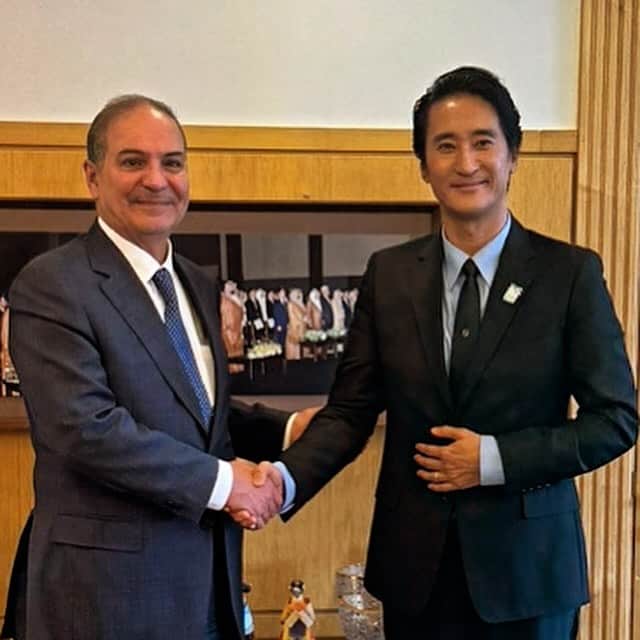 シン・ヒョンジュンのインスタグラム：「Sami Alsadhan 대사님 감사드립니다 #SaudiArabia شكرًا لك」