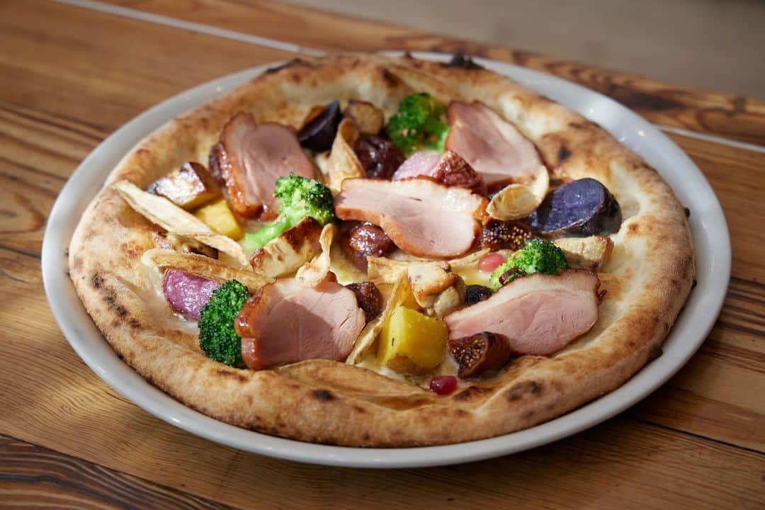 800DEGREES JAPANのインスタグラム：「* 800°DEGREES SHINJUKU& MINAMIAOYAMA   We started a new winter Pizza!  『SMOKED DUCK & FOIE GRAS WITH TRUFFLE CREAM SAUCE 』 Roasted Duck ,Foie Gras ,Fig Red Wine Compote ,PP Broccoli ,Potatoes ,Pomegranates ,Burdock Chips ,Truffle Cream Sauce  Click link to see full menu!  #800degreesjapan」