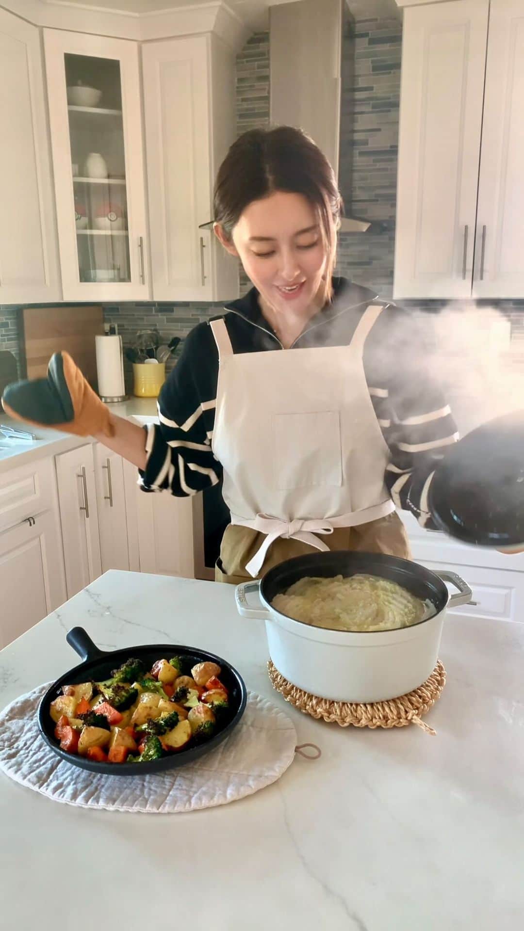 高木りなのインスタグラム：「肌寒い夜はわが家の定番ミルフィーユ鍋。出汁、白だし、塩、大人は食べる前に胡椒。そして冷蔵庫にあった野菜を、ほりにしでオーブン焼き。쌀쌀한 밤에는 우리 집 단골메뉴 밀푀유나베. 일본식육수, 시라다시, 소금, 어른용은 먹기전에 후추. 그리고 냉장고에 있던 야채를 호리니시로 간해서 오븐구이.」