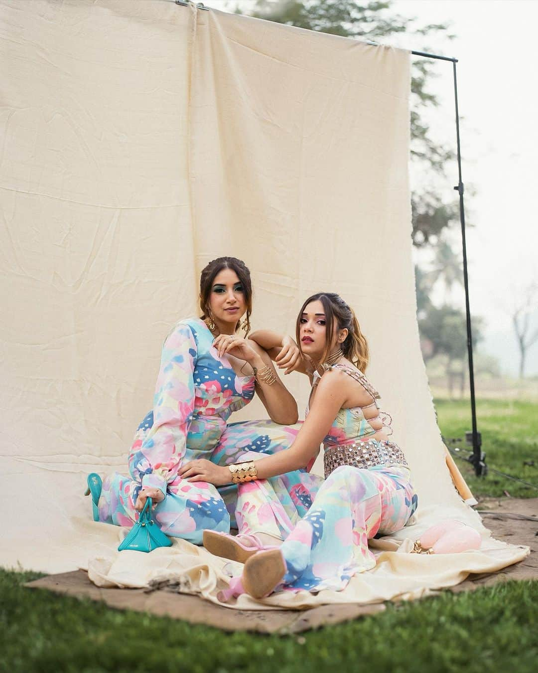 Aashna Shroffさんのインスタグラム写真 - (Aashna ShroffInstagram)「Forever twinning and winning 🩷 For @payalsinghal’s beautiful Demi-Couture SS24 show!🌺🌸   Make up- @smitartist  Hair- @nidhiiigada  📸- @assd_khan」12月5日 15時00分 - aashnashroff