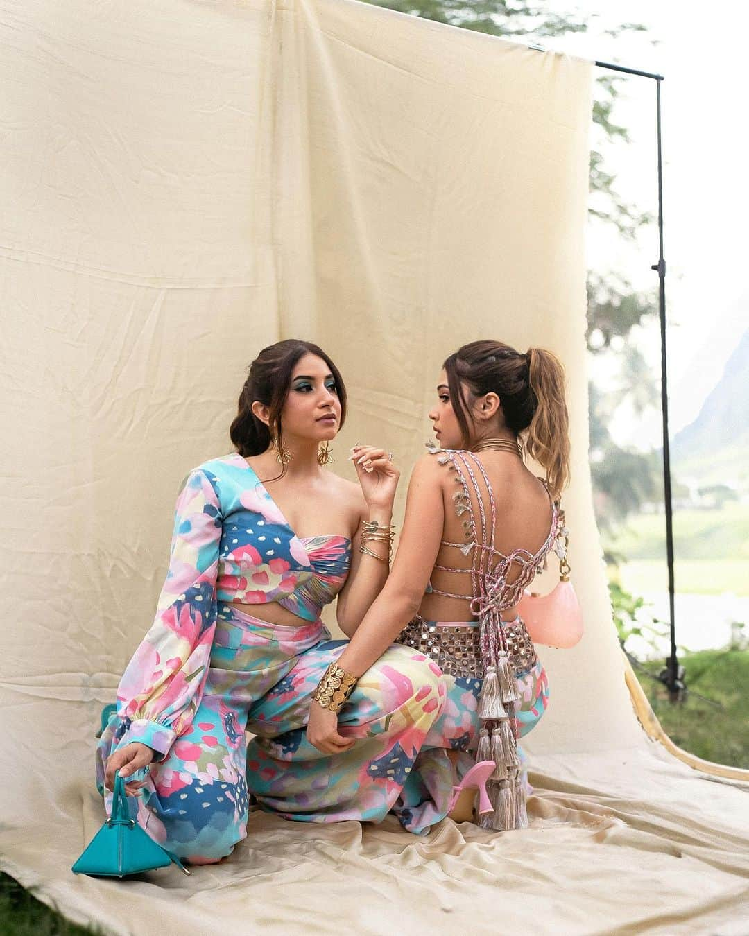 Aashna Shroffさんのインスタグラム写真 - (Aashna ShroffInstagram)「Forever twinning and winning 🩷 For @payalsinghal’s beautiful Demi-Couture SS24 show!🌺🌸   Make up- @smitartist  Hair- @nidhiiigada  📸- @assd_khan」12月5日 15時00分 - aashnashroff