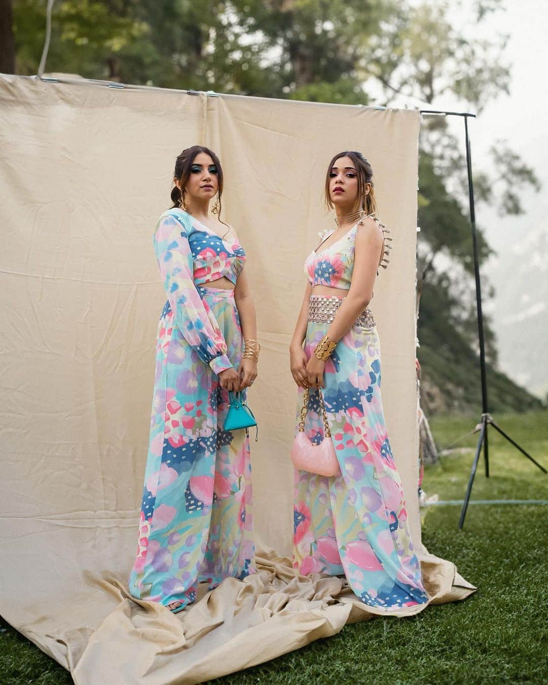 Aashna Shroffのインスタグラム：「Forever twinning and winning 🩷 For @payalsinghal’s beautiful Demi-Couture SS24 show!🌺🌸   Make up- @smitartist  Hair- @nidhiiigada  📸- @assd_khan」