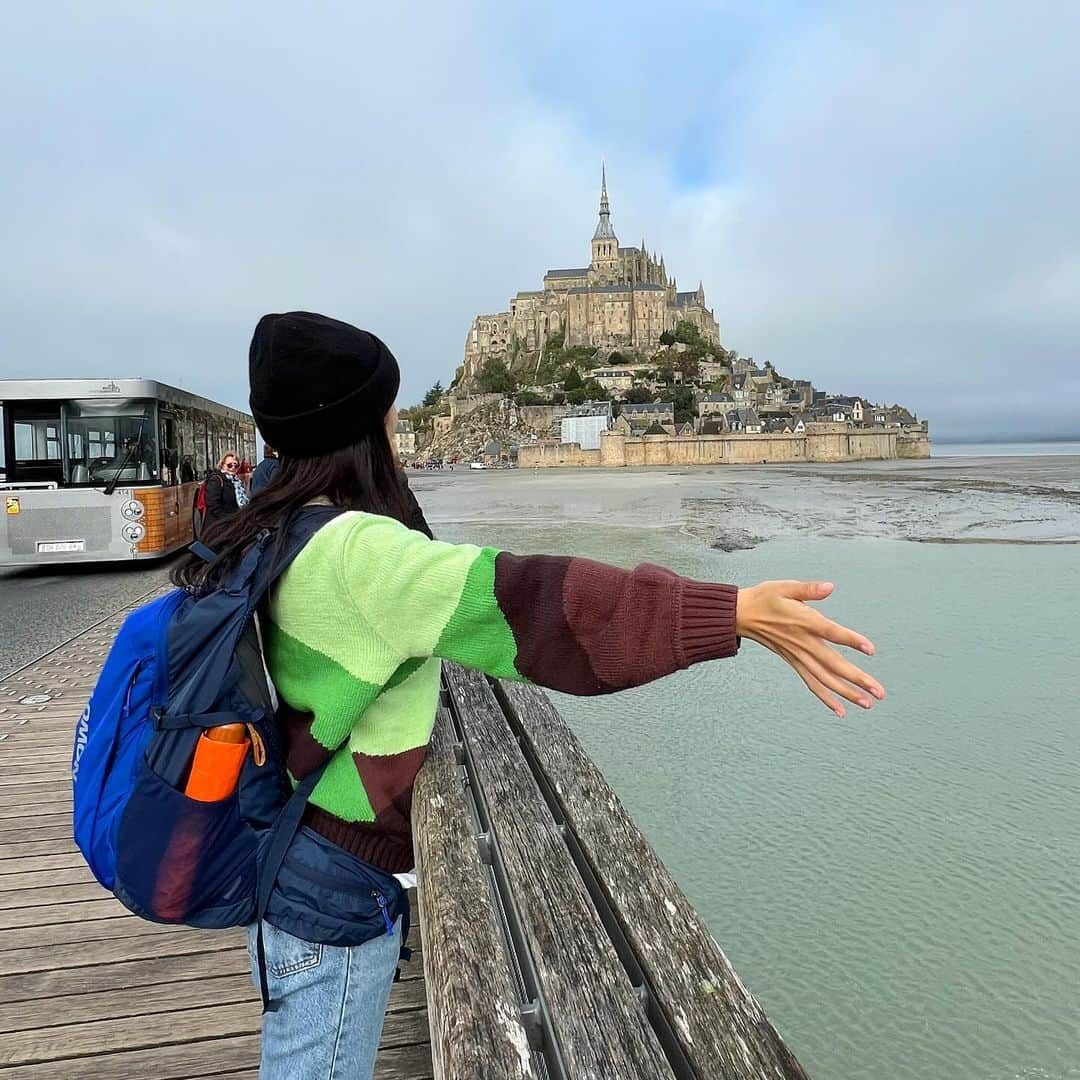 薮下柊さんのインスタグラム写真 - (薮下柊Instagram)「行ってみたかった所🏰🩷  世界遺産に泊まることができて、貴重な経験できました🫶🏻 パリの駅にキャリー預けて、バックパック一つで電車とバス乗り継いで行きました！  無事に行けた事がまず思い出😂✨  #montsaintmichel」12月5日 15時14分 - __yabushita_shu__