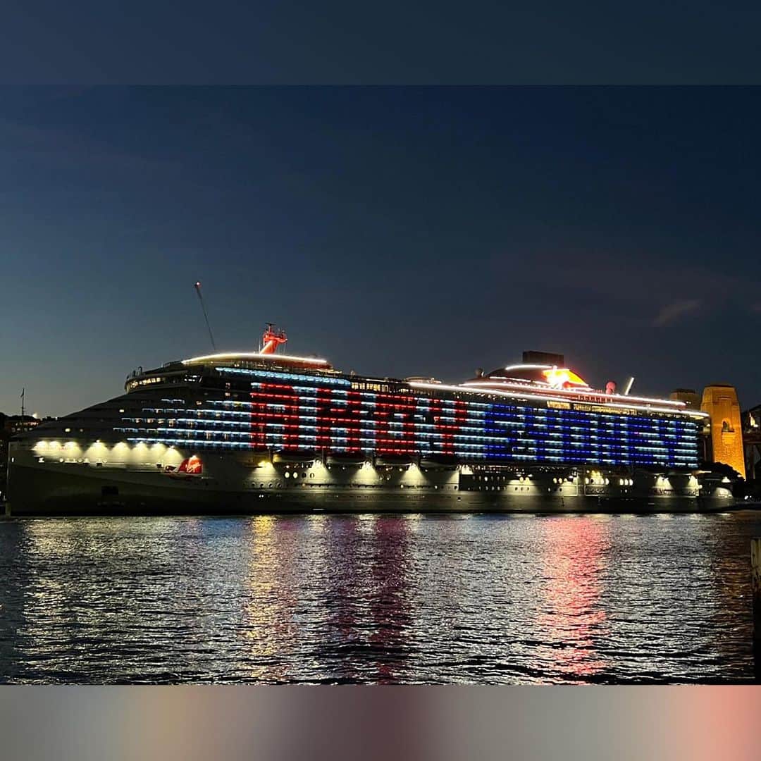 ナタリー・インブルーリアのインスタグラム：「Let’s do this!!! @virginvoyages launch Sydney #Resilientlady @richardbranson ❤️ #virginvoyages」