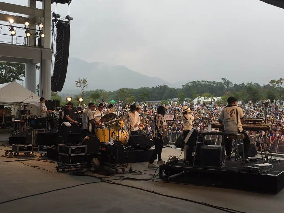 田中知之のインスタグラム：「2015年8月に山中湖で開催されたスカパラ主催のフェスで、スカパラにチバ君と中村達也さんと僕が加入して「Skankey Paradice Gentlemans」という中村達也さん命名のバンド名で、たった一度だけLiveをやったことがあった。Madnessの「One Step Beyond」のカバーやったり…。  ミッシェル・ガン・エレファントとFPMは、デビュー年もほぼ同じ、何だったらレコード会社もレーベルも担当ディレクターも全て一緒という縁もあったのだが、僕はチバ君と会ってもいつもなんかずっとぎこちない感じだった。でも、それが逆に自然体で良かったような気もする。いつだったかDJで一緒になった時、「俺、田中さんのDJ好きすよ」と一度だけ褒めてくれたことがあった。今でもその言葉を思い出すとニヤニヤしてしまう。  チバ君、安らかに。」