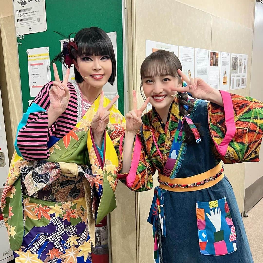 彩羽真矢さんのインスタグラム写真 - (彩羽真矢Instagram)「かなこちゃん！かなこぉぉぉ⤴❤️  はじめから役をモノにしてしまう女優さん✨色白で透き通るような肌とエクボと魅力的な声🥰すっごい‼️  アンパンマンにドラえもんー♪トトロにミッキーだって🎵 の歌のフリが可愛すぎてそれが見たくて袖にいました😊❤️ (というか全編袖で見られる時はだいたい袖で見てました私😆)  この歌、すごく動くし声も張るし1人だし、早口のところもあるのに、全然息を切らさず歌い切る姿は圧巻で、これがスーパーアイドルか‼️🤩と感動してました❤️  お芝居を心から楽しんでる姿が本当に素敵でした！  楽天家かなやっこちゃん❤️ありがとうございました！  #ももクロ一座」12月5日 15時10分 - chami_444