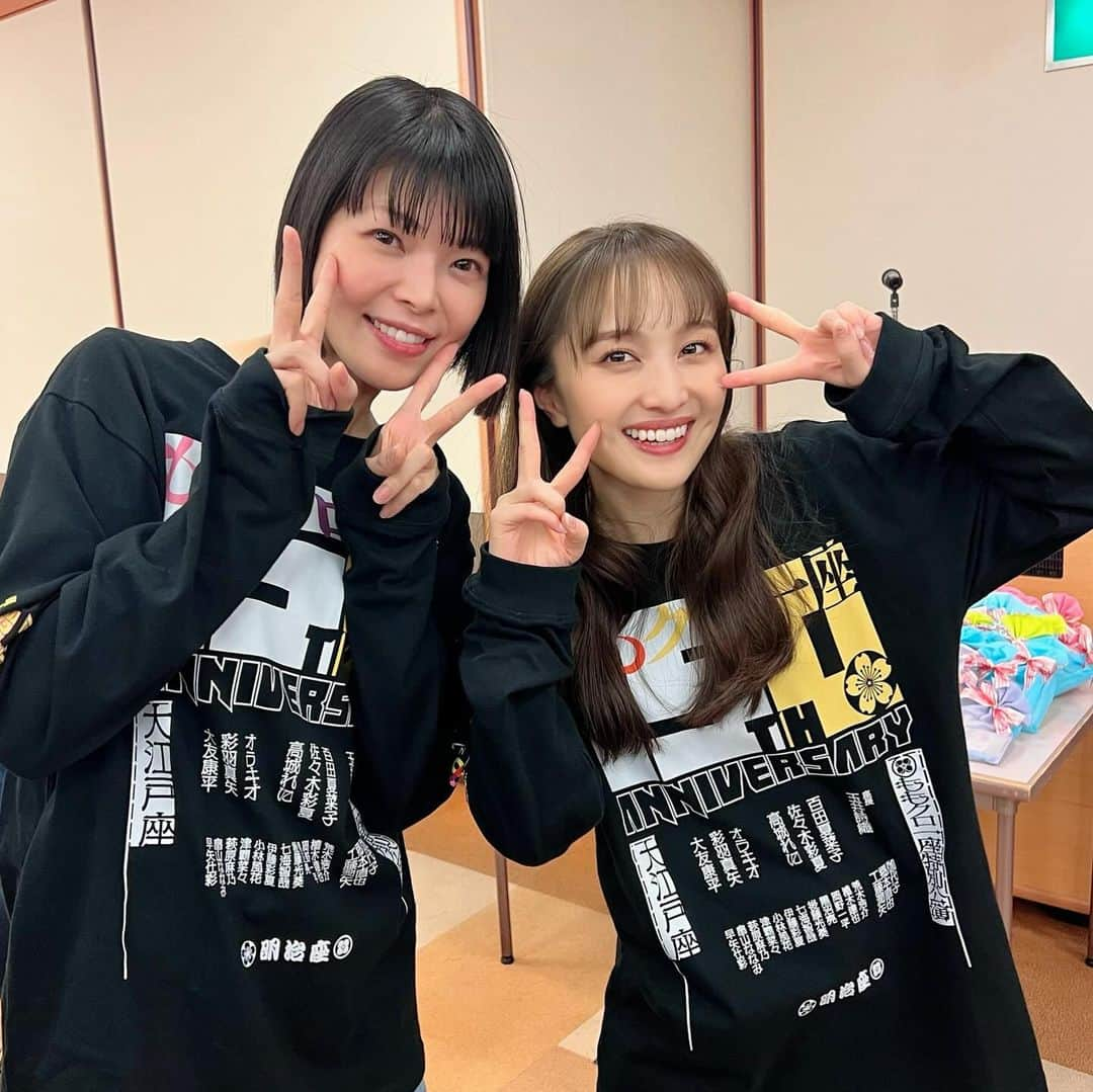 彩羽真矢さんのインスタグラム写真 - (彩羽真矢Instagram)「かなこちゃん！かなこぉぉぉ⤴❤️  はじめから役をモノにしてしまう女優さん✨色白で透き通るような肌とエクボと魅力的な声🥰すっごい‼️  アンパンマンにドラえもんー♪トトロにミッキーだって🎵 の歌のフリが可愛すぎてそれが見たくて袖にいました😊❤️ (というか全編袖で見られる時はだいたい袖で見てました私😆)  この歌、すごく動くし声も張るし1人だし、早口のところもあるのに、全然息を切らさず歌い切る姿は圧巻で、これがスーパーアイドルか‼️🤩と感動してました❤️  お芝居を心から楽しんでる姿が本当に素敵でした！  楽天家かなやっこちゃん❤️ありがとうございました！  #ももクロ一座」12月5日 15時10分 - chami_444