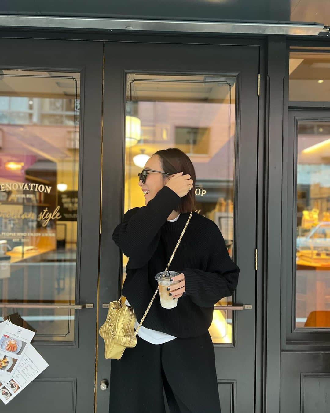村上沙織さんのインスタグラム写真 - (村上沙織Instagram)「久しぶりにスクールバス🚌に。  ここのラテはホッとする。  ズルっとニットセットでブラックコーデに待ち侘びていたCHANELのスターバッグ。goldのbagは持ってなかったのですんごく嬉しく持ってます。  #chanel#rosymonster#ootrosy」12月5日 15時11分 - rosysaorimonster