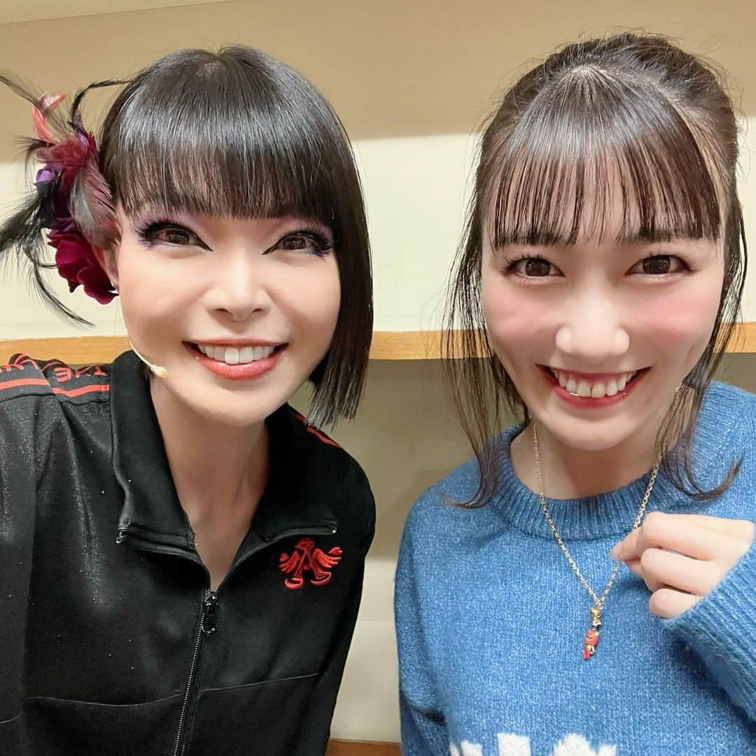 彩羽真矢さんのインスタグラム写真 - (彩羽真矢Instagram)「れにちゃん💜れにちゃん💜  れにちゃんへの想いは溢れすぎてて本当に私がキモい🥺w  2年前のももいろ歌合戦で、初めてのももクロちゃん、初めての武道館にパニクってた私…  隣に立たせていただいた時、 くるっとこっちを向いてめっちゃ可愛い笑顔でニコって☺️笑いかけてくれた時に完全に一本釣りされました😍💜  そこから心ひそかに好きになって、 ソロ活動の動画を見たり、30才になったのを知ったり、写真集買ったり(実は持ってる) ゆるくではありますが見ていました😌  でも私って全然うまく人付き合いできないので、実際会ったら何も話しかけることが出来なかった😅  んだけど、千秋楽が近づいて奇跡が起きまして…！ れにちゃんが声をかけてくれて、好きって言ってくれた😳💜えっ！えっ！？  こんな私を？ 市之丞だからか！と思ってたら、そうじゃないって言ってくれて…  パニックです🤯  なんなら今でもこの状況わけ分かってないです🥺💜❤️  もうガチ恋です💜 本当のお友達になりたい‼️って思える人と出逢ったの何年ぶり！？ ここまで夢中になっちゃうのは初めて🥺 何この胸のときめき…ﾄｩﾝｸ💜  という事で、私はしばらくキモいと思います🙇‍♀️  稽古場でも本番中も、ももクロちゃんメンバーにも出演者のみんなにもニコニコ笑顔でくっついたり、愛を振りまいてくれて、みんなを魅了していました✨  そんなれにちゃん、役としては市之丞や栞里など、憧れの人に触れられると倒れちゃう、気弱で可憐な女の子💜  いつも上目遣いでうるうる🥺していて、守りたくなっちゃうような女の子をめっちゃくちゃ可愛いく演じていました！すごい！  れにちゃん💜 出逢ってくれてありがとう！💜❤️  #ももクロ一座」12月5日 15時11分 - chami_444