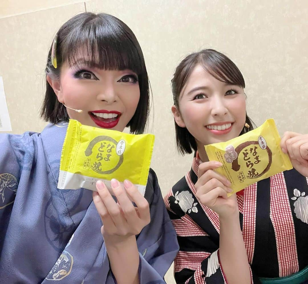 彩羽真矢さんのインスタグラム写真 - (彩羽真矢Instagram)「しおりん💛玉井座長！！  しおりんに直接言えなかったことがあって１つ後悔してるんです。  2年前のももいろ歌合戦で、まだ面識もない私を見て  「彩羽さん…！？」って声をかけてくれてももクロちゃんメンバー全員で駆け寄ってくれた事‼️  その時が初対面で、まさか私の事認識してるとも思わないし、名前を呼んでもらえるなんて思ってなかった！  すぐに頭真っ白になっちゃって、何も気の利いた返し出来なかったけど、あの時本当に嬉しかった‼️それを直接お礼言いたかったのに！  稽古が始まった頃、言おう言おうと構えて、近づくと頭真っ白で全然違う話しちゃう！みたいなこと繰り返してたら、打ち解けてきた頃すっかり忘れて普通に楽しくお話ししていました💛  しおりんの、みんなに分け隔てなく接して柔らかく優しい空気で包み込んでくれるような座長は、本当にみんなを安心させてくれていました✨  覚える事もたくさんあって、稽古以外にもお仕事が沢山あって、きっと疲れたり悩んだりされてる事もあるだろうに、全く大変そうなところを見せず、  影ですごい努力してきた事がわかるほど、稽古の度に上達していく演技と歌と踊り✨ 座長として座員を引っ張っていたと思います‼️  本当にかっこよかったです💛  自分に自信がなく、夢も分からない栞里さん役を、普段は夢で溢れたお仕事をしているしおりんが演じるのって、生活も違うし難しいんじゃないかと思ったけれど、  私が感情移入して泣いちゃうくらい見事に演じられてて、歌も歌稽古初日からとっても上手で、ミュージカル俳優さんのようでした✨  芝居に対して真摯に向き合いながら、みんなとのコミュニケーションも忘れず、ものすごく素敵な座長💛  尊敬するところばかりです！ 玉井座長💛本当にありがとうございました！！  #ももクロ一座」12月5日 15時11分 - chami_444