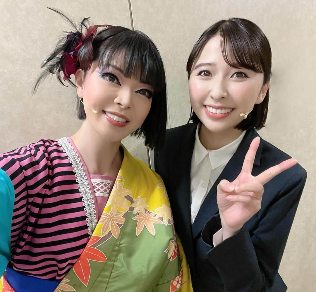 彩羽真矢のインスタグラム：「しおりん💛玉井座長！！  しおりんに直接言えなかったことがあって１つ後悔してるんです。  2年前のももいろ歌合戦で、まだ面識もない私を見て  「彩羽さん…！？」って声をかけてくれてももクロちゃんメンバー全員で駆け寄ってくれた事‼️  その時が初対面で、まさか私の事認識してるとも思わないし、名前を呼んでもらえるなんて思ってなかった！  すぐに頭真っ白になっちゃって、何も気の利いた返し出来なかったけど、あの時本当に嬉しかった‼️それを直接お礼言いたかったのに！  稽古が始まった頃、言おう言おうと構えて、近づくと頭真っ白で全然違う話しちゃう！みたいなこと繰り返してたら、打ち解けてきた頃すっかり忘れて普通に楽しくお話ししていました💛  しおりんの、みんなに分け隔てなく接して柔らかく優しい空気で包み込んでくれるような座長は、本当にみんなを安心させてくれていました✨  覚える事もたくさんあって、稽古以外にもお仕事が沢山あって、きっと疲れたり悩んだりされてる事もあるだろうに、全く大変そうなところを見せず、  影ですごい努力してきた事がわかるほど、稽古の度に上達していく演技と歌と踊り✨ 座長として座員を引っ張っていたと思います‼️  本当にかっこよかったです💛  自分に自信がなく、夢も分からない栞里さん役を、普段は夢で溢れたお仕事をしているしおりんが演じるのって、生活も違うし難しいんじゃないかと思ったけれど、  私が感情移入して泣いちゃうくらい見事に演じられてて、歌も歌稽古初日からとっても上手で、ミュージカル俳優さんのようでした✨  芝居に対して真摯に向き合いながら、みんなとのコミュニケーションも忘れず、ものすごく素敵な座長💛  尊敬するところばかりです！ 玉井座長💛本当にありがとうございました！！  #ももクロ一座」