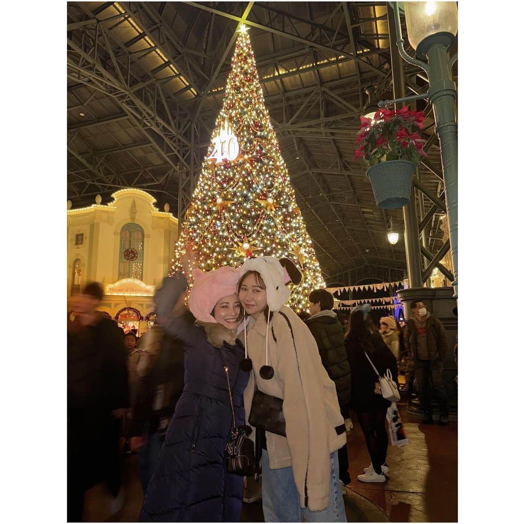 小口桃子のインスタグラム：「楽しみにしてたクリスマスディズニー🎄 美女と一緒に行ってきました🫶🏻」