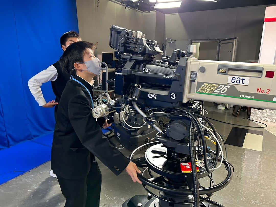 愛媛朝日テレビ アナウンサーさんのインスタグラム写真 - (愛媛朝日テレビ アナウンサーInstagram)「きのうから松山市立津田中学校の皆さんが職場体験に来てくれています！ アナウンサーにカメラマン、音声マン、記者など テレビ局の各職種を体験中📺とても真剣な表情✨ 川﨑アナの発声練習講座ではみんなお腹から声が出るようになってビックリ！ 広報スタッフも勉強になりました！  #愛媛朝日テレビ #eat #職場体験 #川﨑秀斗 #アナウンサー #津田中学校  #テレビ局」12月5日 15時22分 - eat_5ch