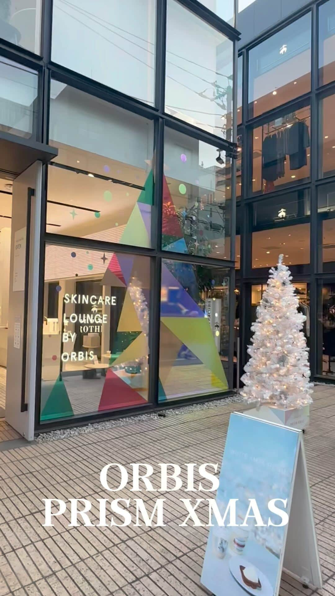 VOCE編集部のインスタグラム：「『SKINCARE LOUNGE BY ORBIS』にて、クリスマス期間限定イベント『ORBIS PRISM XMAS』が開催中🎅✨ 編集部員が遊びに行ってきました💨  スタンプラリーに参加すると、ローション現品や人気コスメのサンプルが当たるプレゼントツリー体験ができるそう🎄なんとハズレなし！これはうれしいですね🥳  そのほか、1点以上購入すると、かわいいセルフフォトスタジオも体験でき、楽しめるコンテンツが盛りだくさん！ 『CREATE BOTTLE』の期間限定デザインや、クリスマスドリンク・フードもお見逃しなく☺️  ■『ORBIS PRISM XMAS』イベント概要 実施期間 2023年12月1日（金）～12月25日（月）10:00～20:00 会場:〒107-0062　東京都港区南青山5-7-1 『SKINCARE LOUNGE BY ORBIS』 参加条件:フェイシャルトリートメント体験以外は、事前予約なしで参加可能  （編集T）  －－－－－－－－－－－－－－－－－－－－⠀ VOCEのinstagramでは新作コスメ情報やメイクテク、撮影舞台裏を毎日お届け！⠀ ぜひフォロー&チェックして！！⠀ 👉@vocemagazine  #voce #vocemagazine #新作コスメ #コスメ好きさんと繋がりたい #美容好きさんと繋がりたい #キレイになるって面白い #オルビス」