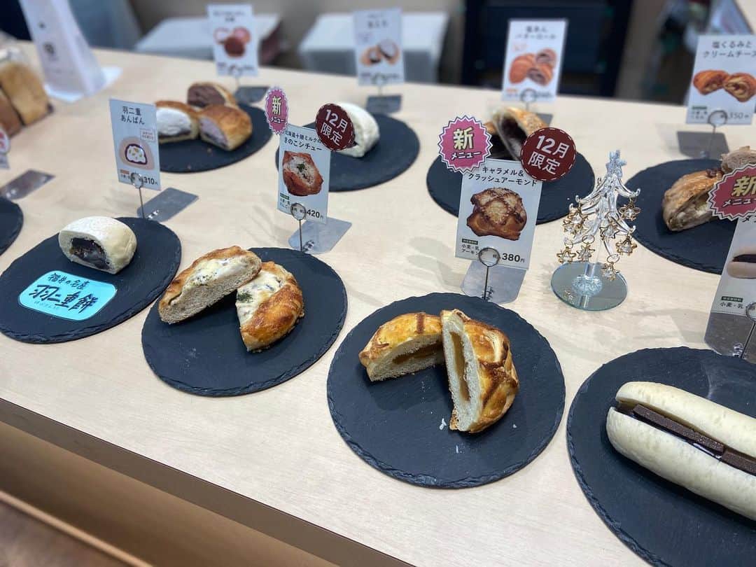 阿川麻美さんのインスタグラム写真 - (阿川麻美Instagram)「自由が丘駅すぐの場所にある パンデス自由が丘店様へ。  TVでも紹介されている、 人気のあん食パン！  人気のお店だけあって めちゃくちゃ美味しい💕 駅近だから行きやすいし、 種類も豊富だから飽きずに食べれておすすめ❤️  PR @pantes365 #自由が丘スイーツ #あん食パン #東京グルメ #福井グルメ #あんこ好き #パン好きな人と繋がりたい #パンテス #自由が丘グルメ」12月5日 15時22分 - asamichi922