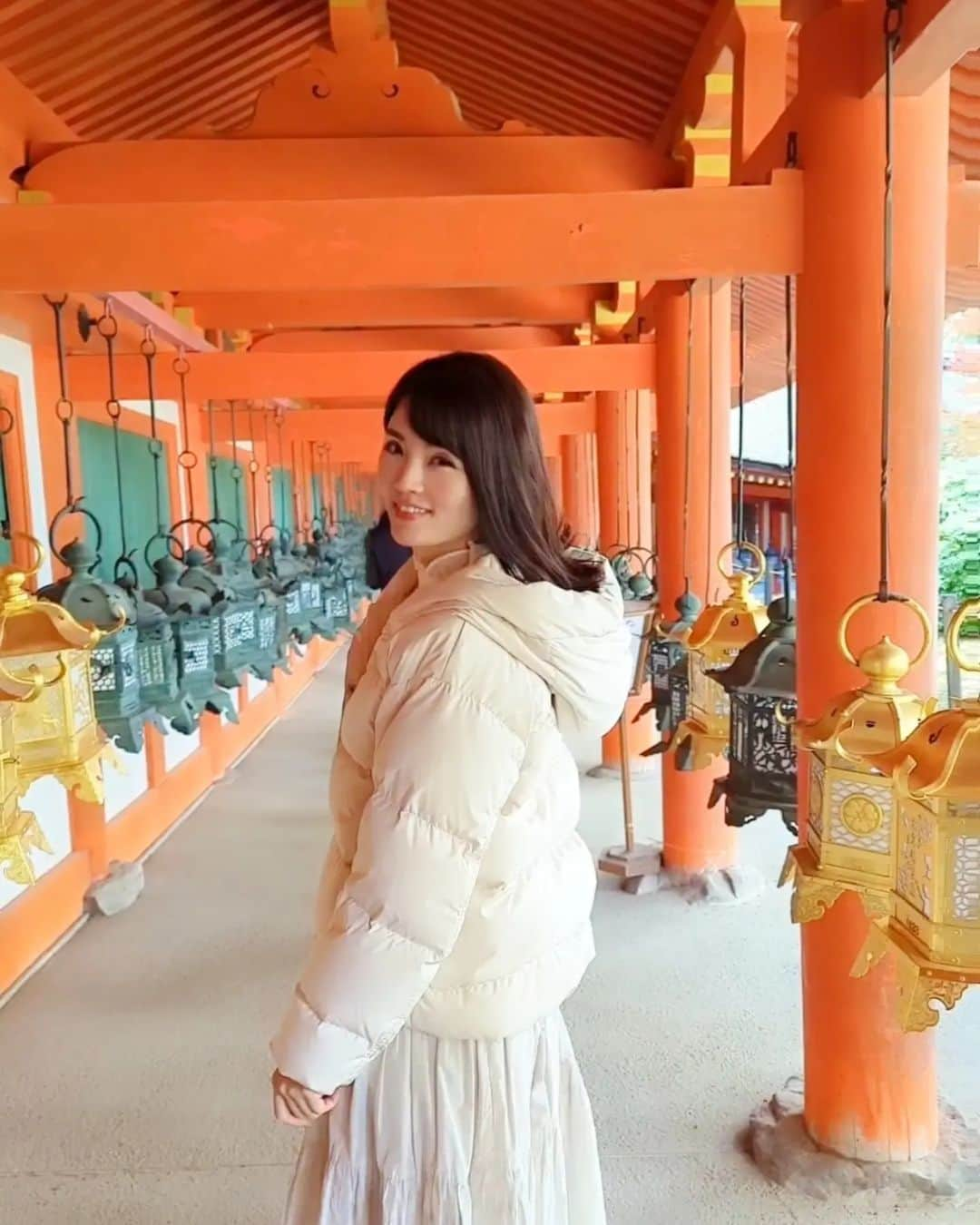 三宅裕子さんのインスタグラム写真 - (三宅裕子Instagram)「奈良の春日大社⛩️  世界遺産にも登録されてるよ👌🏻´- 回廊内も歩ける特別参拝。 大杉が迫力あってパワーを⁡ ⁡感じた☺️🩷  御祭神の武甕槌命(タケミカヅチノミコト)は白鹿に乗って来られたという⁡ ⁡言い伝えから鹿は神のお使いと⁡ ⁡言われてるんだって🦌 ⁡ ⁡ 行くまでの道にはたくさんの鹿に会えて楽しい参拝になりました。  特別参拝は500円❣️  美しい釣燈籠も観られるので⁡ ⁡おすすめだよ✨    ○Access○ 春日大社 奈良県奈良市春日野町160 📞0742-22-7788 ⁡ ⁡⁡ ⁡ 🍁京都奈良旅行はハイライトにまとめてます♡  .*･ﾟ　.ﾟ･*.  #奈良 #春日大社 #奈良公園 #家族旅行 #奈良旅行 #trips #冬の旅 #紅葉  #パワースポット #神社仏閣 ⁡ #nara ⁡#神社好きな人と繋がりたい」12月5日 15時30分 - yuko_miyake