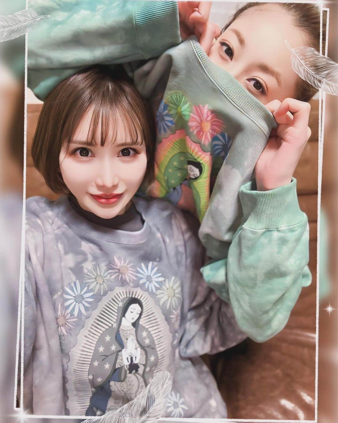 西山茉希のインスタグラム：「年に一回ぐらい。 帰省するかのように我が家にフラッと帰ってくる人。  #腹ペコで登場する戦士 #お通しにはきび団子を添えて #豚たまキムチの見映えの悪さったら優勝で賞 #彼女が求める甘味の前に即席アレンジ麺を胃袋へ #今夜のチョイスはガトウ専科クッキー  かれこれ20年の仲になりそうです。 紆余曲折でも芯のブレないお猿さん魂。  私のデザインした新作にキュンキュンしてくれたと思えば、 脱がずに着て帰る陽気なボス猿気質はもはやチャームポイント。遅れましてのHappyBirthDay🎁 @laugh.andpeace   電話を切ることと、姿を消すまでが常に早い。 行ってらっしゃい👋 またココにいるね🏠」