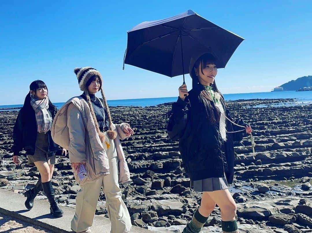 相沢梨紗のインスタグラム：「青島神社⛩️と焼酎道場の想い出📷✨  美味しい焼酎はお水も大切！ということで、自然に囲まれた場所にある工場をみんなで見学❗️  でんぱ組.inc FCツアーでんぱのパワーでひとつになろう 宮崎旅行編✈️ ANAあきんどさん💖  #宮崎旅行 #宮崎グルメ #dempagumi #アイドル #宮崎PR #でんぱとう宮崎旅 #ANA #ANAあきんど #青島神社 #餃子みくじ」