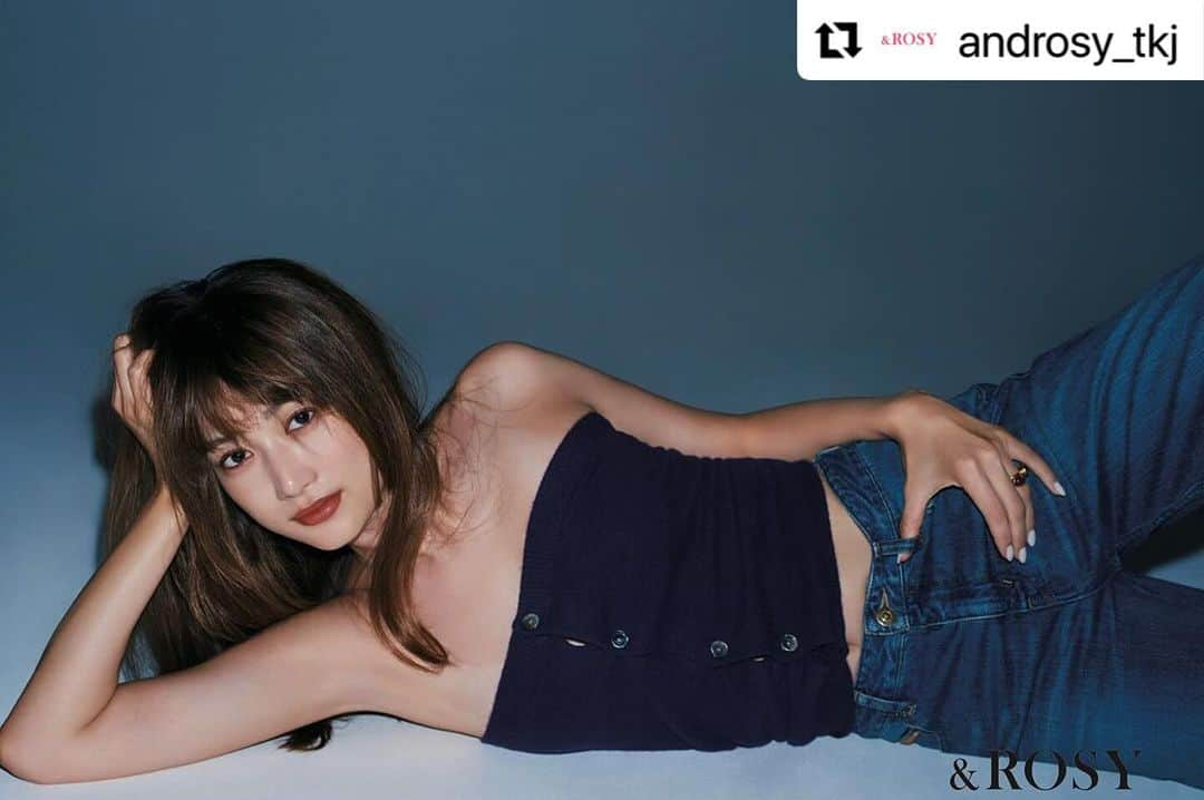 佐々木貞江のインスタグラム：「So. cute.  @youn1029   ありがとう💄 @androsy_tkj  発売中 #Repost @androsy_tkj with @use.repost ・・・ 🎄& ROSY 12月号より🎄  12月号のカバーはヨンアさん❤️ 誌面よりクールで美しいヨンアさんの一枚をお届け📸  誌面では、「未来に向けて美しさを積み重ね続ける」秘密をお聞きしています🌟  「心身ともに健康でありたい。そして内面からも光を放つ人であり続けたい」というヨンアさん愛用の、インナーケアアイテムやヘアケアアイテムなどもご紹介しています！  #androsy #アンドロージー #12月号  #cover #ヨンア」