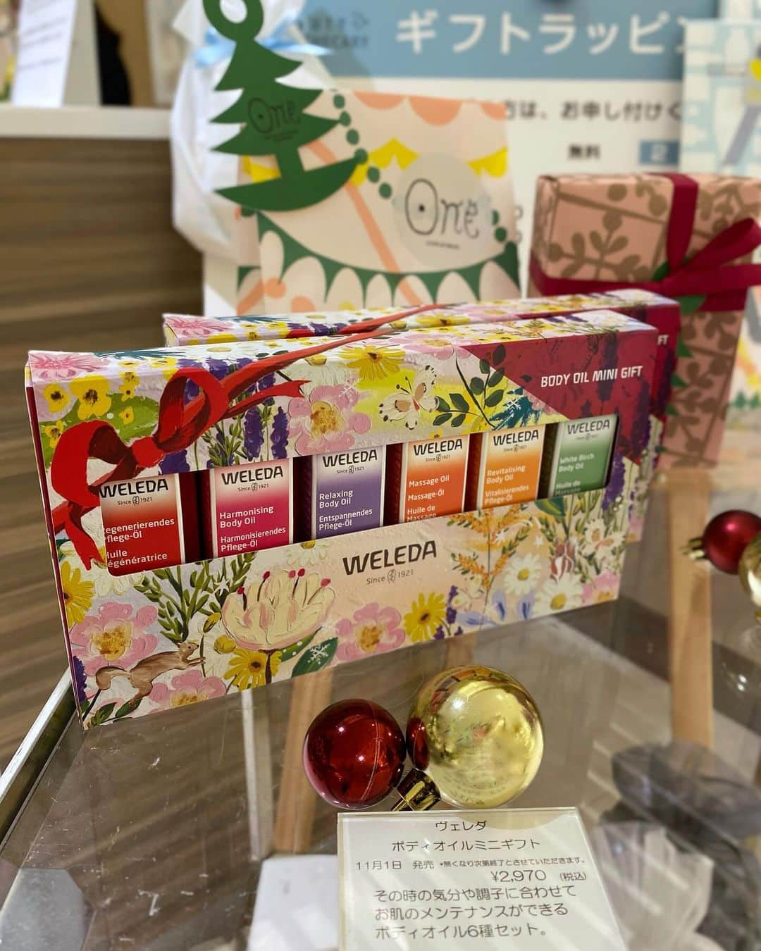 ISETAN PARK netさんのインスタグラム写真 - (ISETAN PARK netInstagram)「三越伊勢丹のクリスマス「One」。  ビューティアポセカリーでクリスマスコフレをチェック🎄    新宿店のクリスマス第2弾は本館・メンズ館の9カ所でクリスマスステーションを開催中🔔  今日はコスメや健康食品、サプリメント、ルームフレグランスをはじめ、世界各国のナチュラルアイテムなどが揃うビューティアポセカリーをご紹介✨  スキンケア、ヘアケア、ボディケアなどのクリスマスコフレやビューティセットを各ゾーン別にクローズアップしています。  大切な方へのプレゼントはもちろん、自分へのご褒美に、この機会に気になるブランドのミニサイズを試してみるのも◎。   STATION Beauty  ■開催中～12月12日(火)  ■本館地下2階 ビューティアポセカリー  ※数量に限りがある商品もございますので、品切れの際はご容赦ください。    伊勢丹新宿店のクリスマス  第2弾：開催中～12月12日(火)    伊勢丹新宿店のクリスマス情報は @isetan_shinjuku ストーリーハイライト「🎄クリスマス」▼  https://www.mistore.jp/shopping/event/shinjuku_e/christmas_10    @isetan_beautyapothecary    #伊勢丹のクリスマス #クリスマス2023 #三越伊勢丹のクリスマス #christmas #Xmas #クリスマスプレゼント #クリスマスギフト  #Bアポコスメ #Bアポ #ビューティアポセカリー #beautyapothecary #ナチュラルコスメ #オーガニックコスメ #クリスマスコフレ #クリスマスキット #クリスマスパーティー準備  #クリスマスグッズ  #isetan #isetanshinjuku #이세탄 #신주쿠이세탄 #이세탄백화점 #イセタン #伊勢丹 #伊勢丹新宿 #新宿伊勢丹 #伊勢丹新宿店」12月5日 17時00分 - isetan_shinjuku