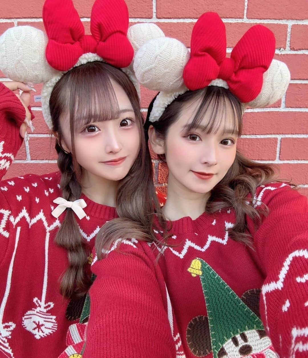 神楽ひなこのインスタグラム：「🎅🏻🍒  #ディズニーコーデ#ディズニークリスマス#リルリンリン#双子コーデ」