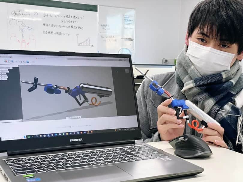 [公式]大阪ハイテクノロジー専門学校のインスタグラム：「スプラトゥーン大好きな学生の作品✨ 3D-CADを活用して、ゲームに登場する武器をモデリングしました！ 3Dプリンターで出力して塗装もすればソックリ😳  #人工知能学科 #AIエンジニア #3dcad #スプラトゥーン #駅近 #新大阪駅徒歩5分 #就職率100% #オープンキャンパス」